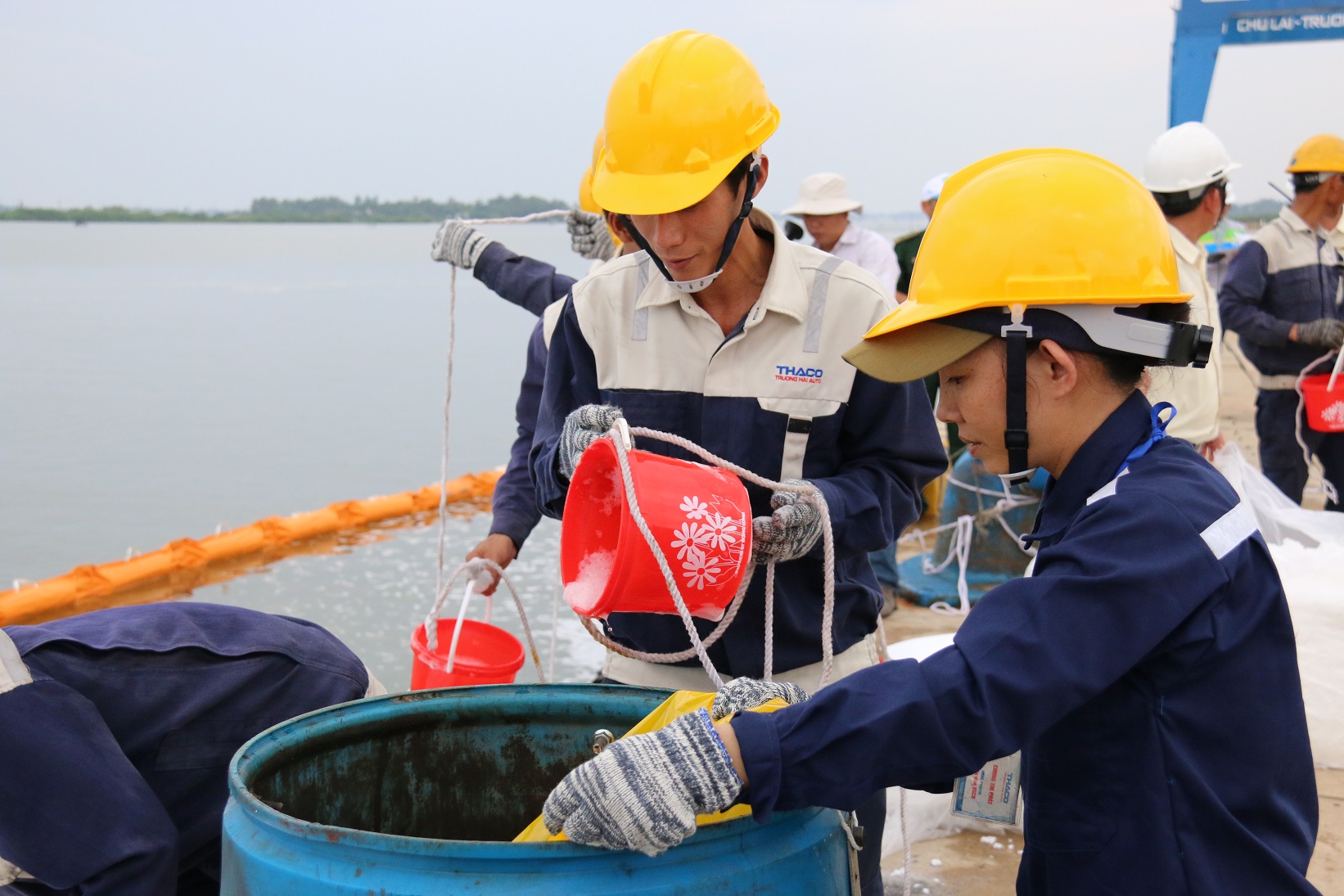 Lực lượng diễn tập lưu ý quá trình thu gom phải đảm bảo đúng kỹ thuật, đề phòng nguy cơ cháy nổ, hạn chế tối đa không để dầu tràn thấm vào bãi cát, rừng ngập mặn và khu vực nuôi trồng thủy sản