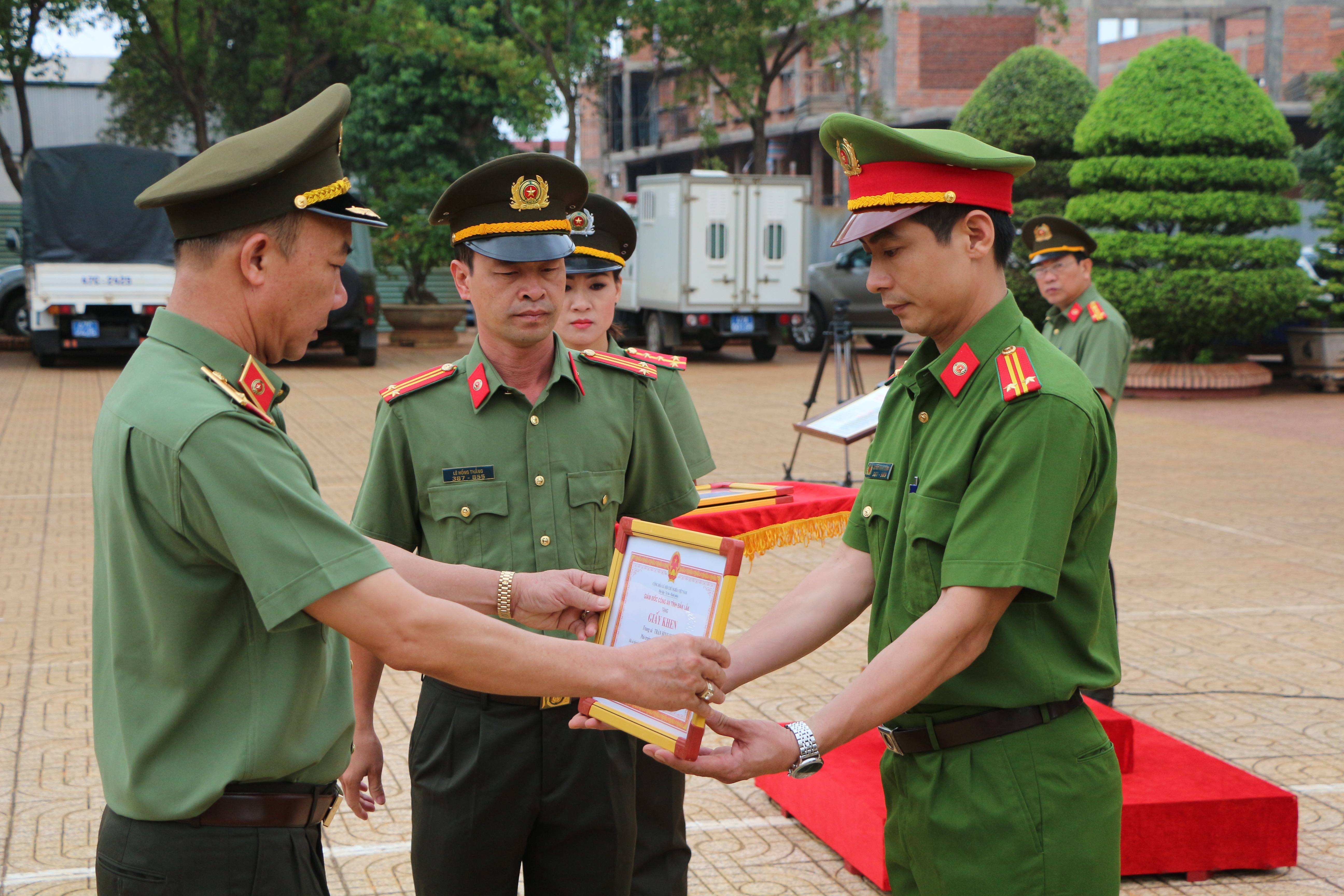 Vụ khống chế, đòi gặp Chủ tịch Tập đoàn Trung Nguyên: Khen thưởng 3 công an