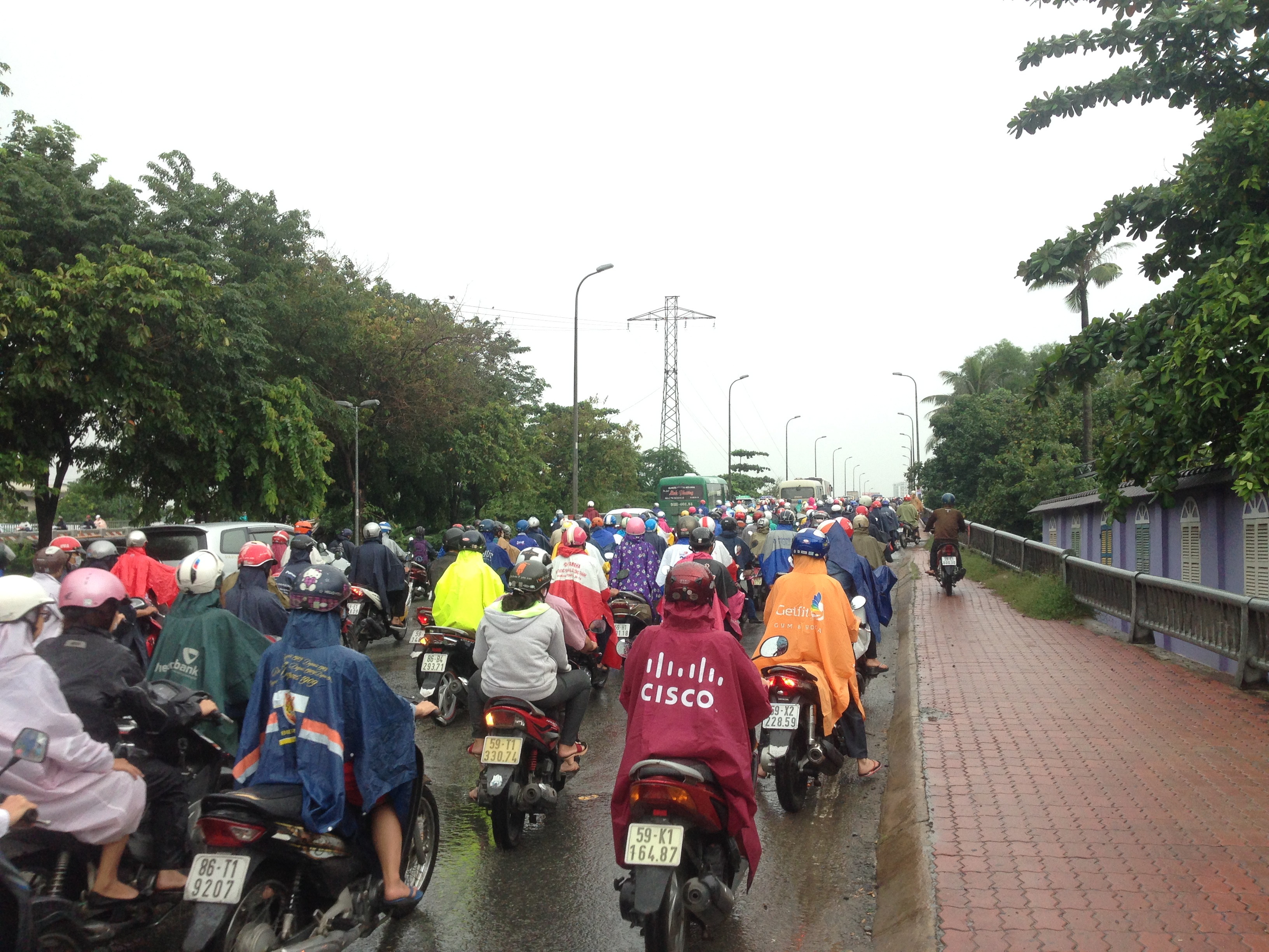 Tương tự, tại cửa ngõ phía đông TP, tuyến đường Đinh Bộ Lĩnh (quận Bình Thạnh) cũng bị kẹt xe nghiêm trọng trong giờ cao điểm sáng 10-10 do ảnh hưởng từ cơn mưa. Tại các giao lộ, dù CSGT đứng chốt để phân làn đường nhưng phải đến khoảng 8 giờ cùng ngày, đường Đinh Bộ Lĩnh mới bắt đầu thông thoáng