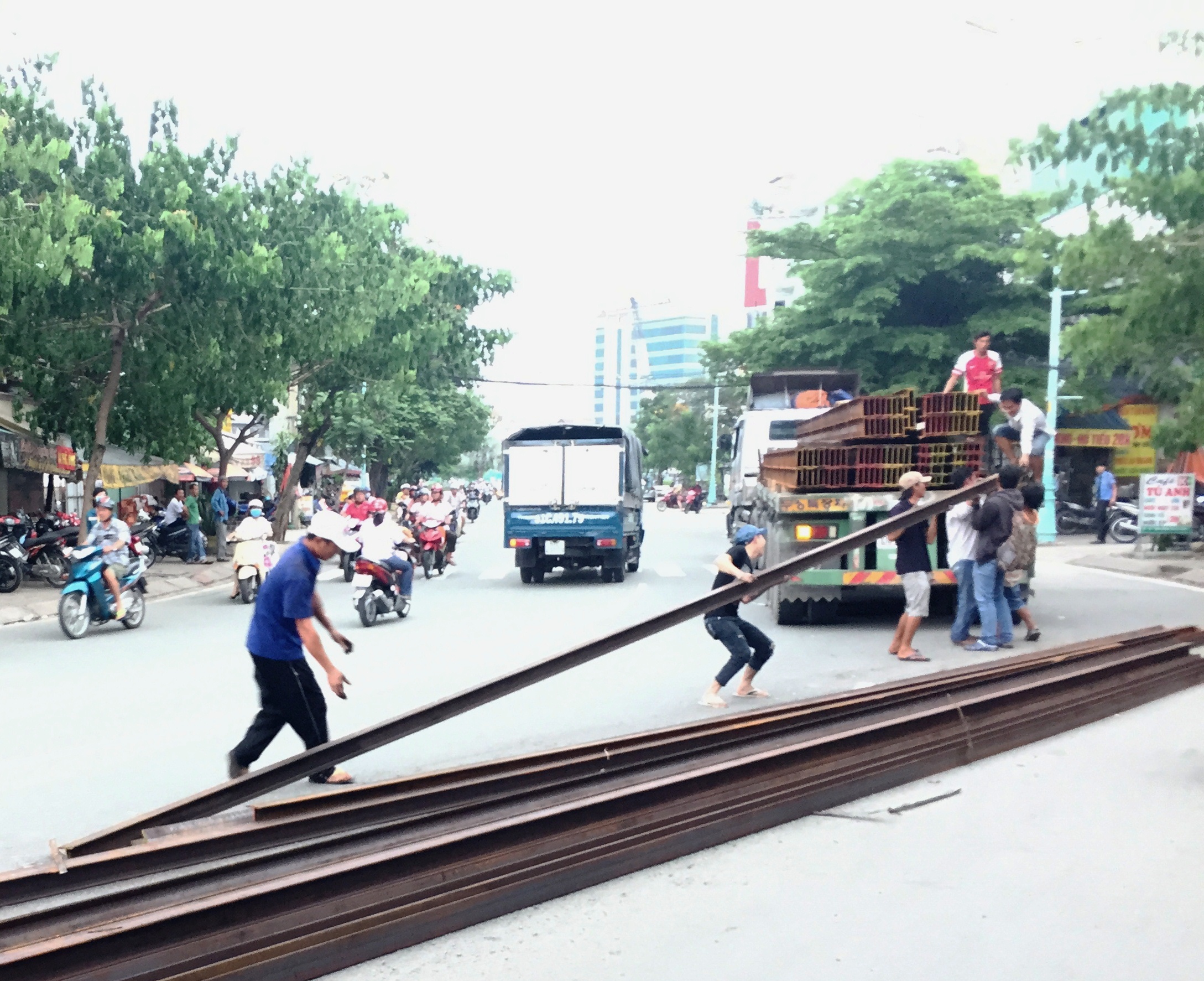 Hàng chục thanh sắt lao khỏi xe đầu kéo ở TP HCM