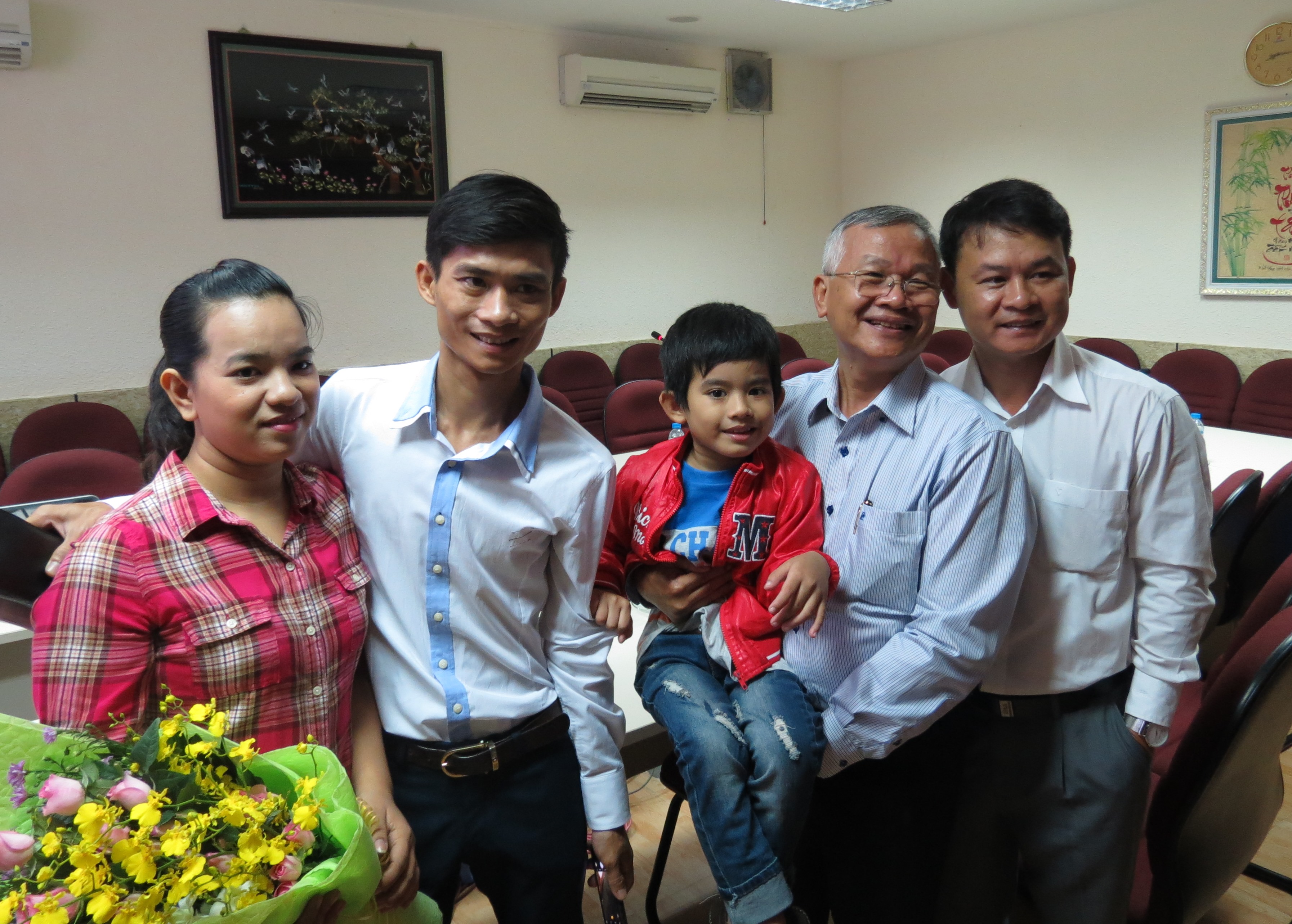 Gia đ&igrave;nh M. chụp h&igrave;nh kỷ niệm c&ugrave;ng c&aacute;c BS ở bệnh viện Thống Nhất - những người đ&atilde; tiếp nhận b&eacute; trong đ&ecirc;m định mệnh.