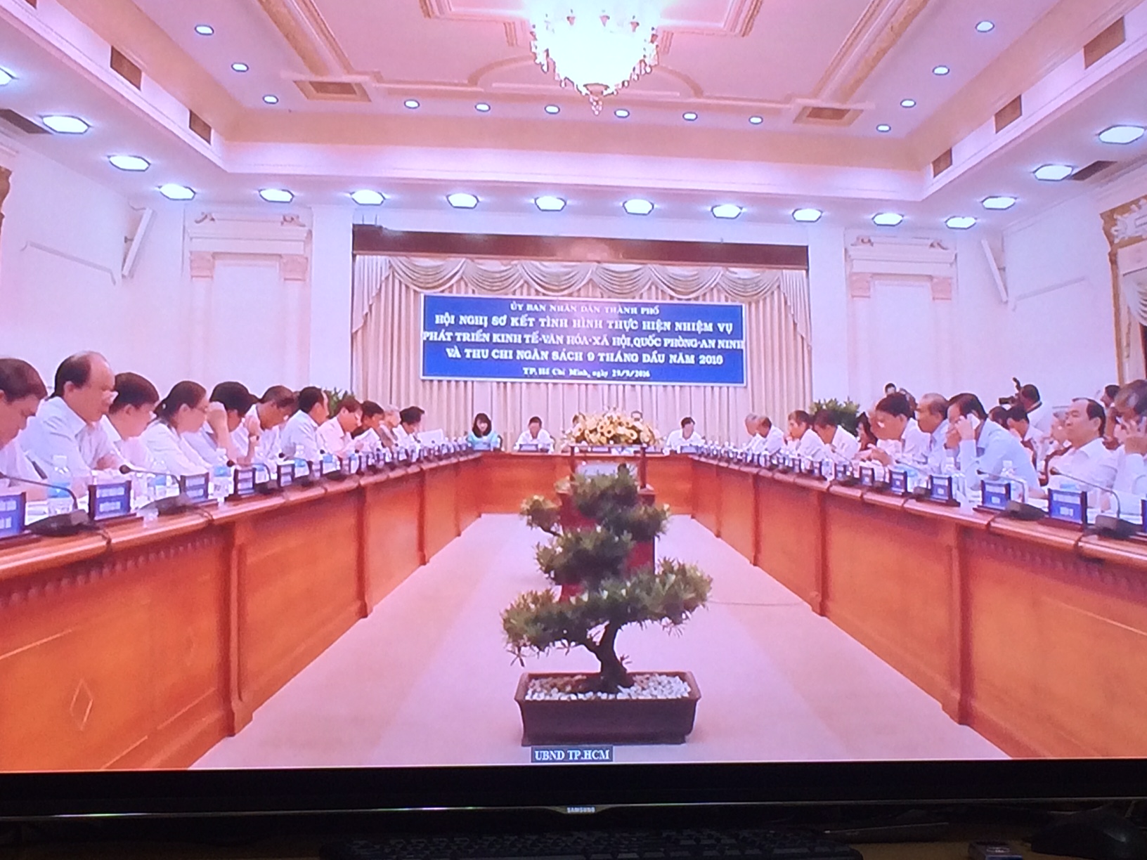 
To&agrave;n cảnh buổi họp UBND TP HCM ng&agrave;y 29-9
