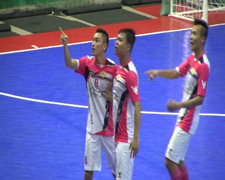 Chọc tức khán giả, một cầu thủ bị ném chai nước ở giải futsal VĐQG