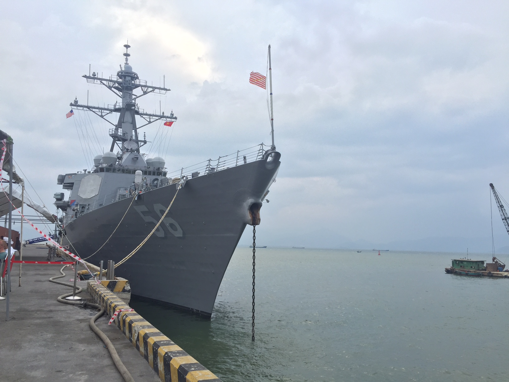 
Hạm đội t&agrave;u khu trục mang t&ecirc;n lửa dẫn đường USS John S. McCain cập cảng Ti&ecirc;n Sa
