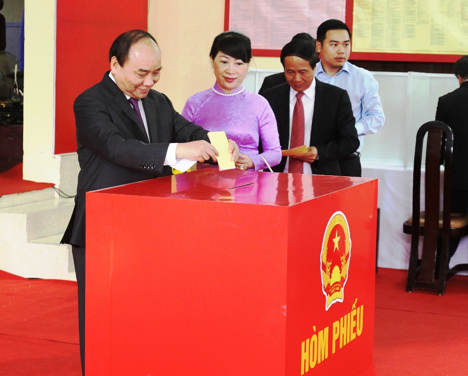 Thủ tướng Nguyễn Xuân Phúc cùng phu nhân đi bầu