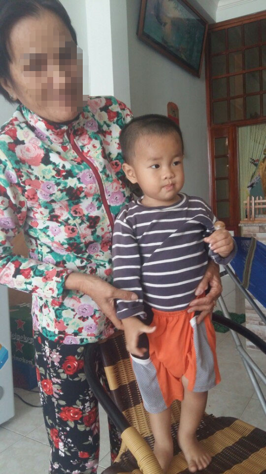 Bố mẹ đánh nhau, bỏ con lại cho người lạ