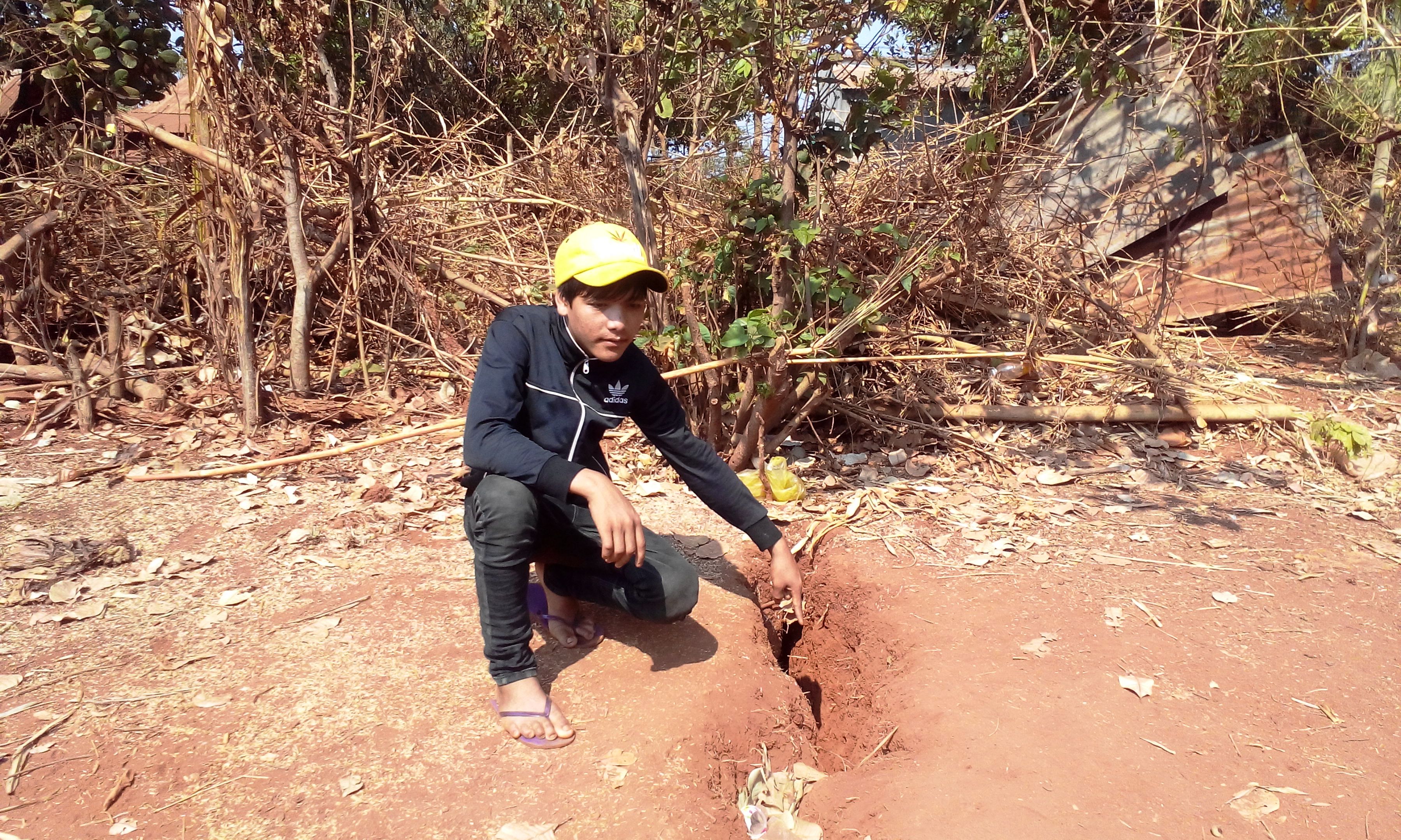 Mặt đất xuất hiện vết nứt bất thường, dân Gia Lai hoang mang