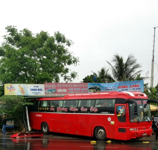 Xe khách lao vào nhà dân, hơn 30 người hoảng loạn kêu cứu