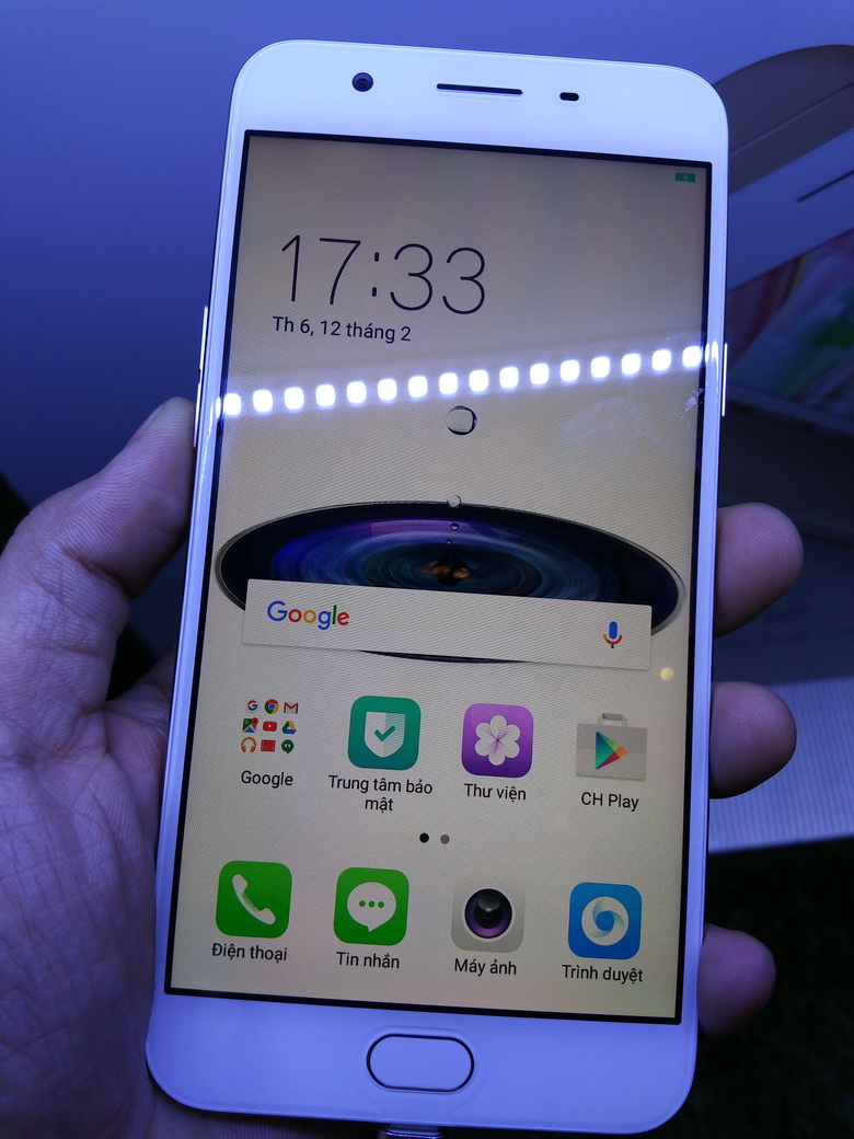 OPPO F1s: Smartphone selfie 16 "chấm" lên kệ