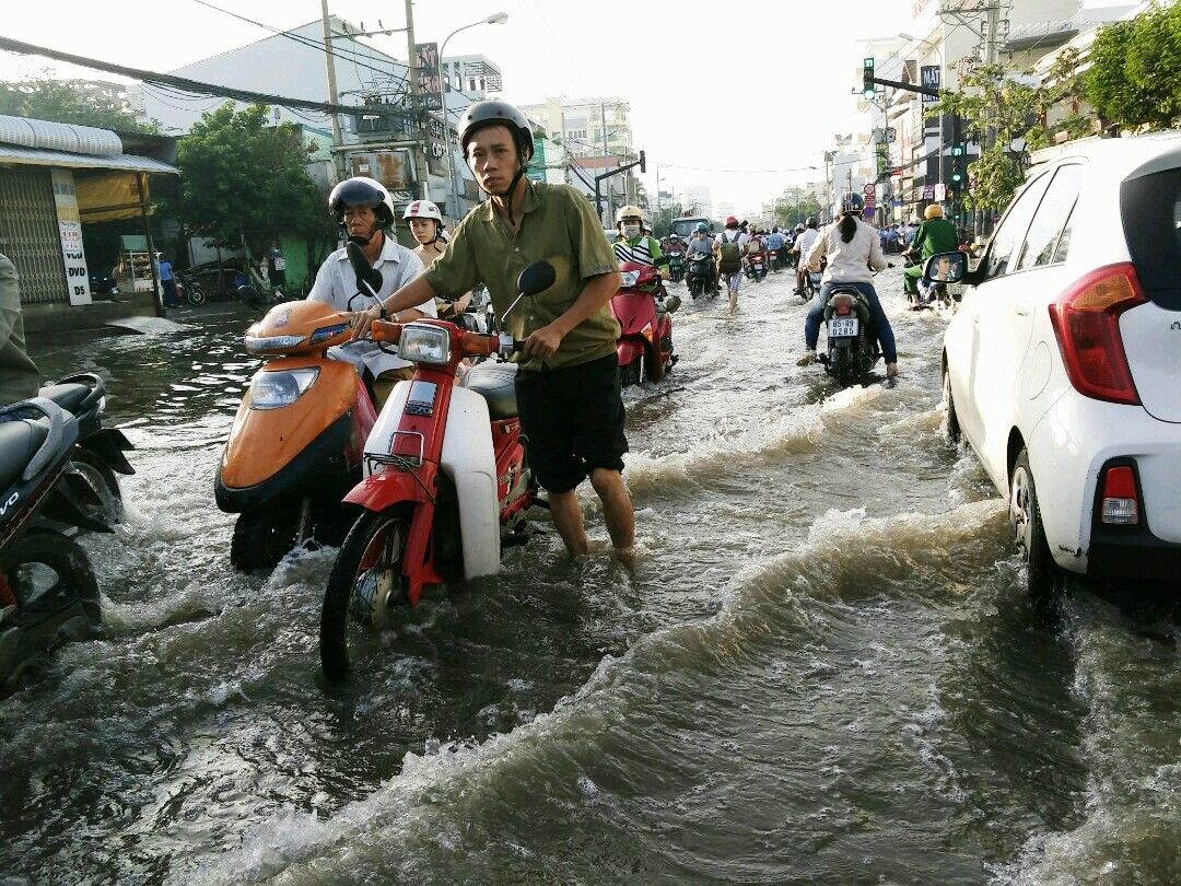 Dù không mưa nhưng triều cường dâng cao khiến nhiều đoạn trên đường Huỳnh Tấn Phát, nước ngập đến nửa bánh xe
