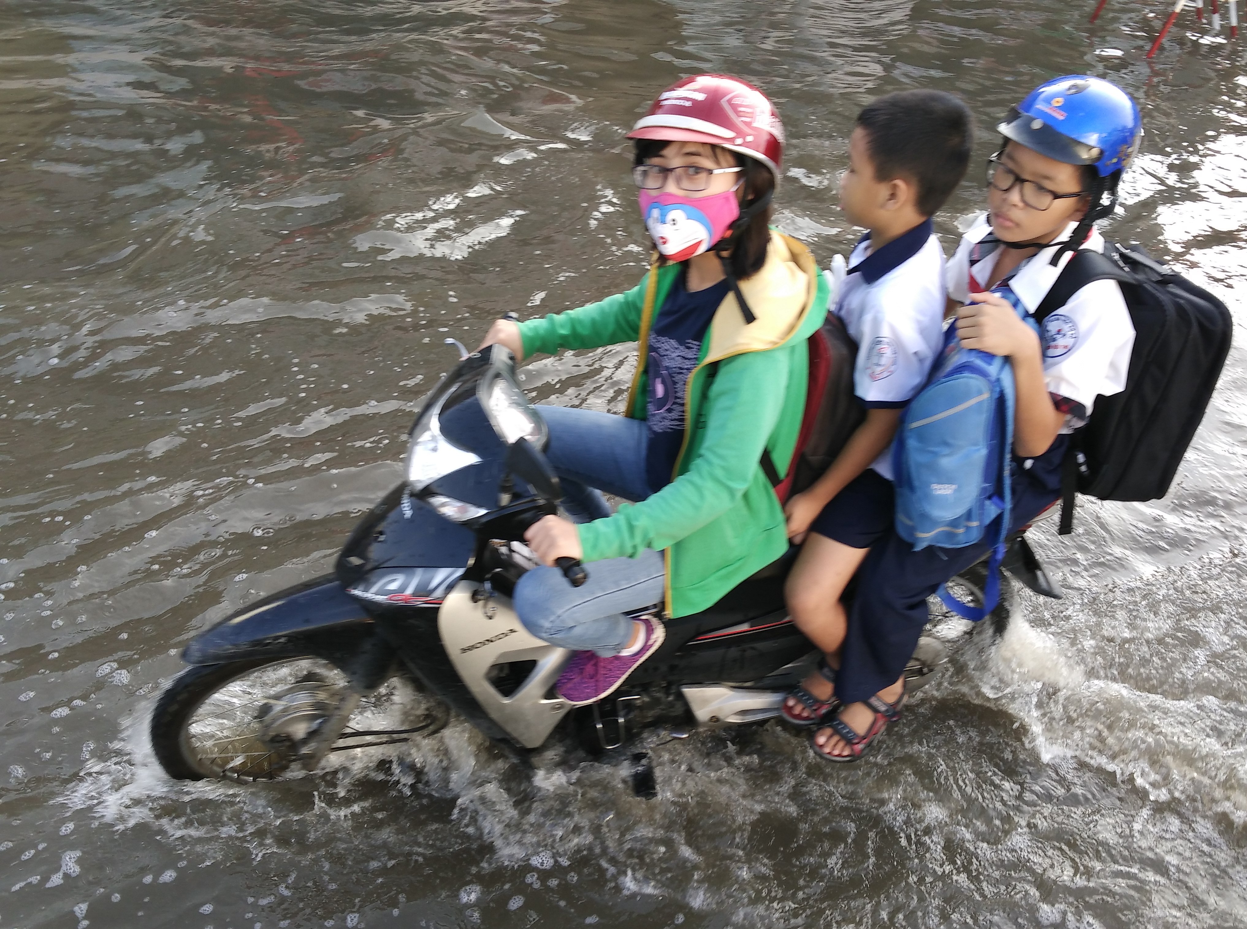 Cảnh mẹ hì hục chở con đi học trong nước ngập