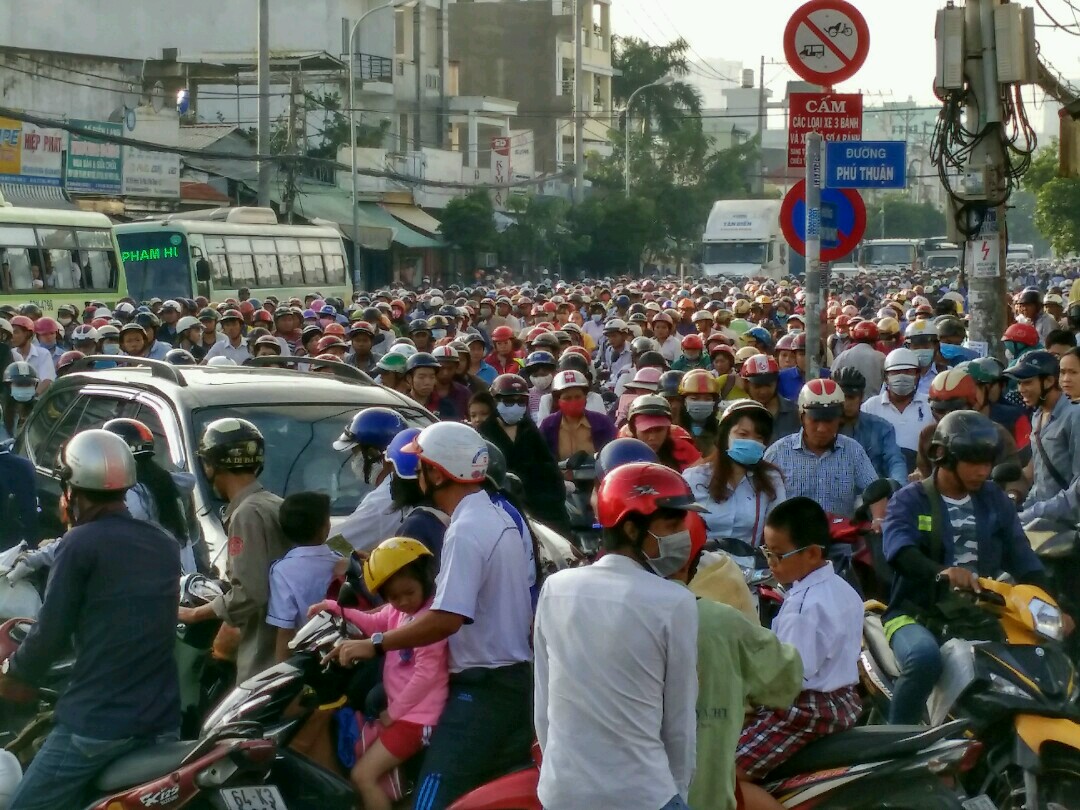 Dòng phương tiện như chôn chân tại nút giao Huỳnh Tấn Phát - Phú Thuận
