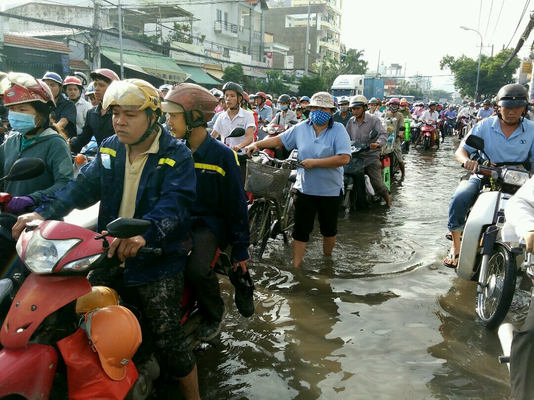 Xe chết máy la liệt phải dắt bộ