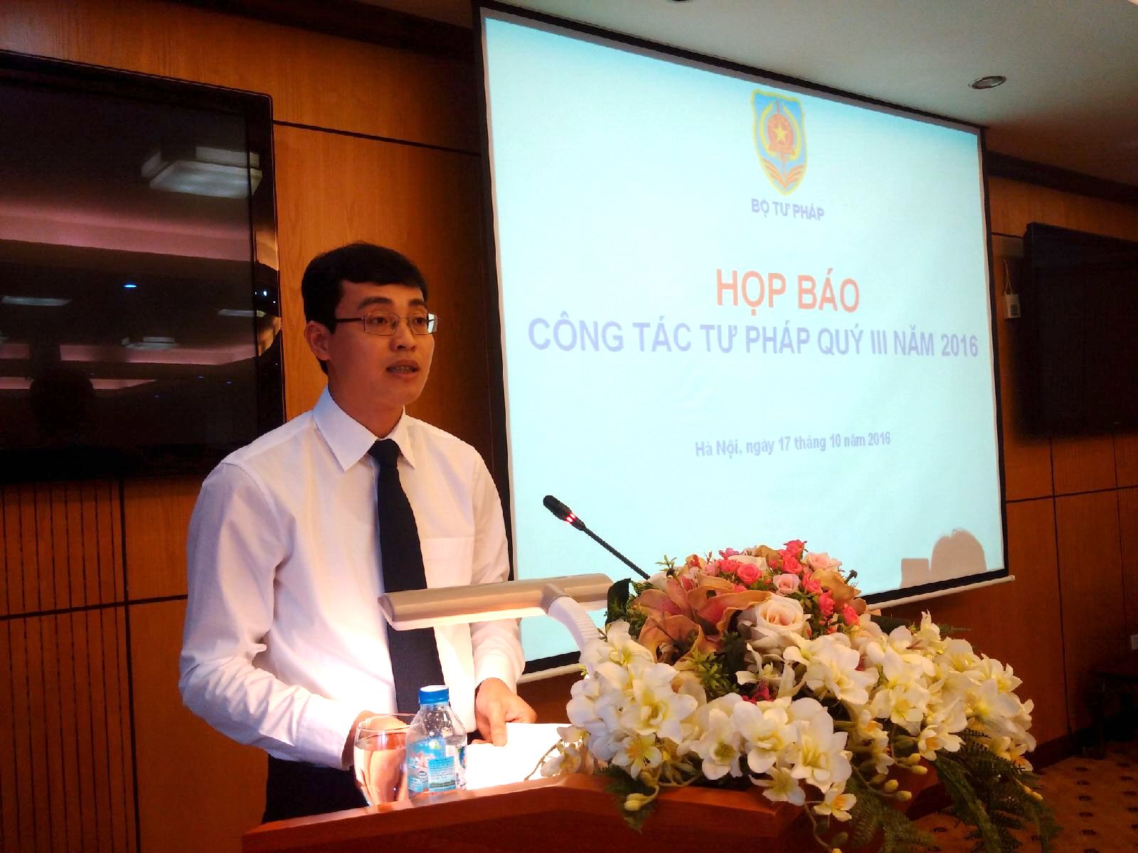 Ông Đỗ Đức Hiển, người phát ngôn của Bộ Tư pháp, trong buổi họp báo sáng 17-10