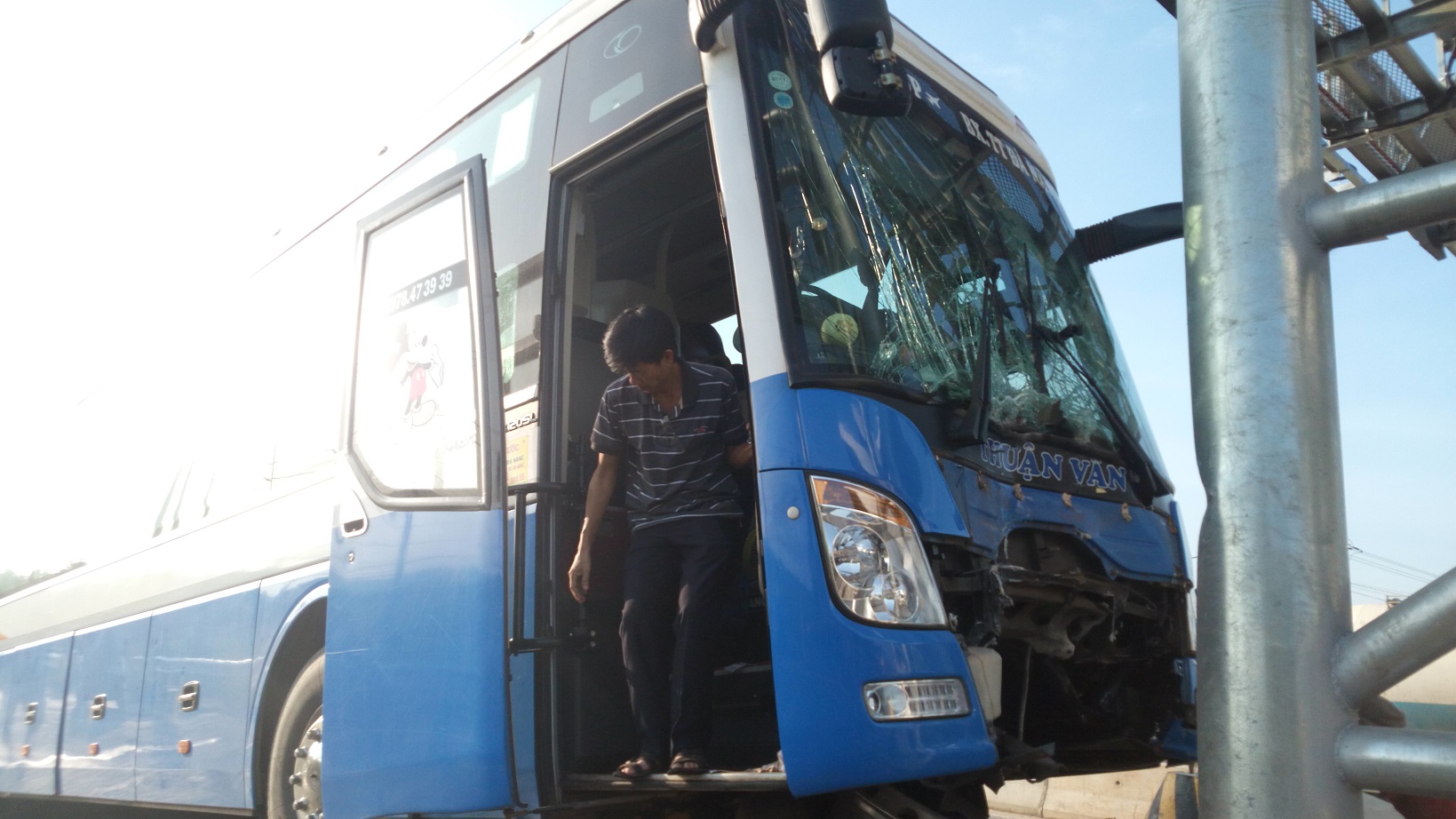 
Xe kh&aacute;ch bị hư hỏng nặng
