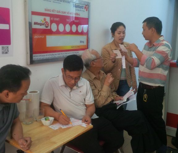 Những kh&aacute;ch h&agrave;ng đầu ti&ecirc;n ở H&agrave; Nội