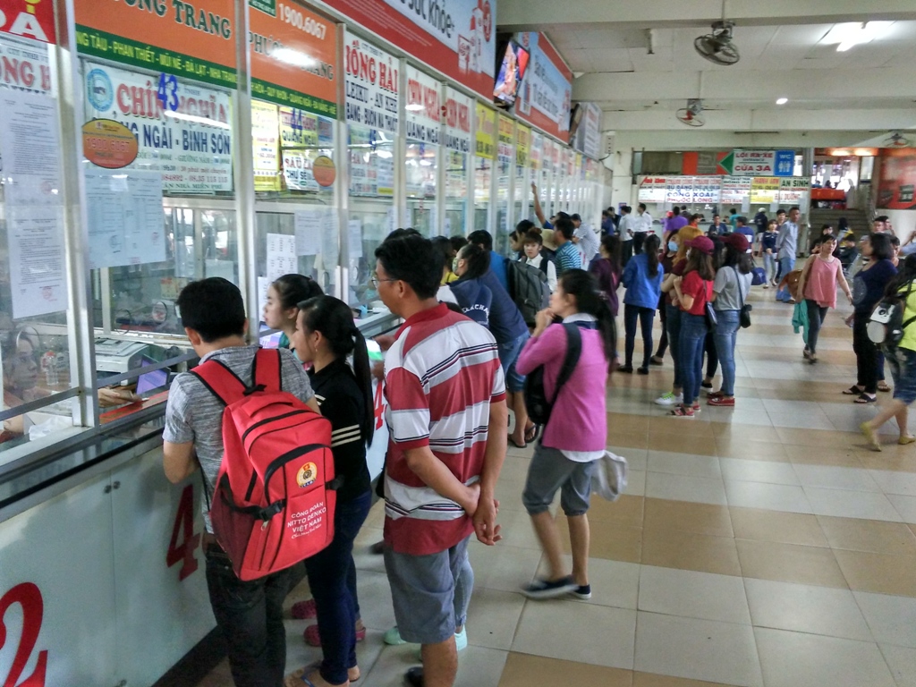 Nếu so với nhiều năm trước, trong ngày đầu mở bán vé xe Tết năm nay tại Bến xe Miền Đông khá vắng khách