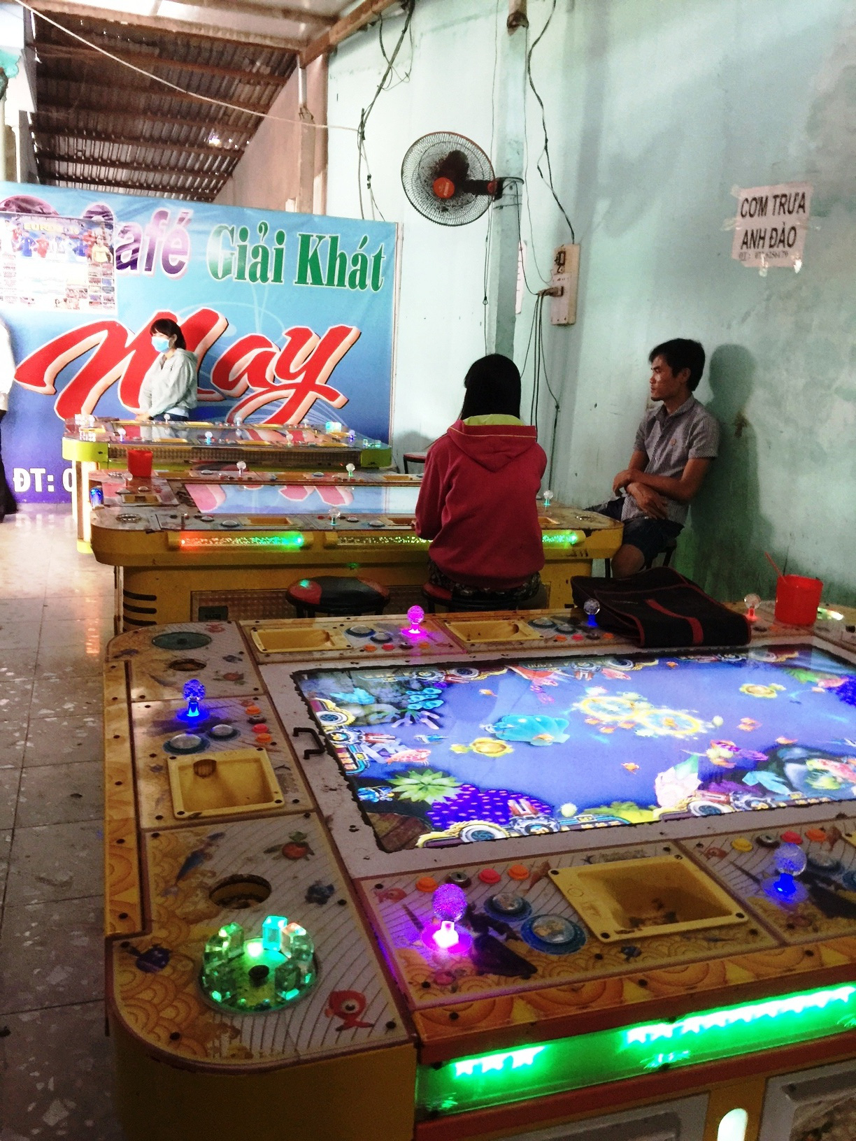 Bắt quả tang thanh niên chung tiền game bắn cá