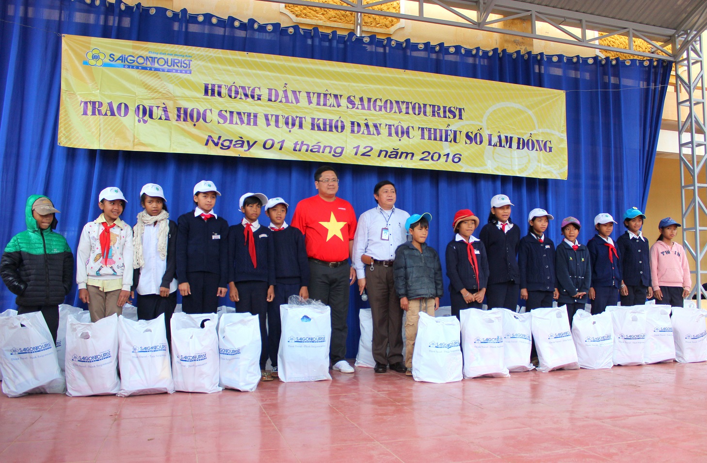 Hướng dẫn viên Saigontourist trao quà cho các em học sinh vượt khó tại Trường THCSĐạ Nhim, huyện Lạc Dương, tỉnh Lâm Đồng