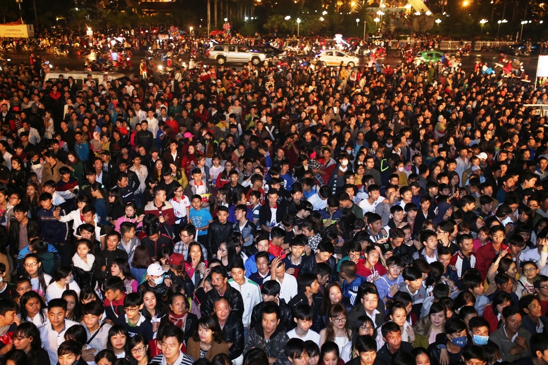 H&agrave;ng vạn người d&acirc;n c&ugrave;ng du kh&aacute;ch xem chương tr&igrave;nh đếm ngược 2016 ở Đ&agrave; Nẵng
