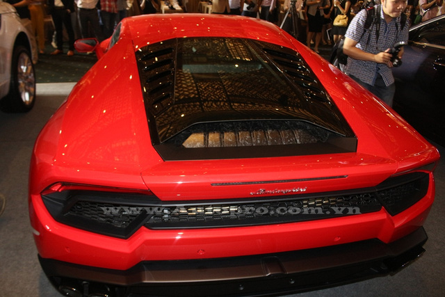 
Lamborghini Huracan LP580-2 sử dụng động cơ V10, dung t&iacute;ch 5,2 l&iacute;t, sản sinh c&ocirc;ng suất tối đa 580 m&atilde; lực v&agrave; m&ocirc;-men xoắn cục đại 540 Nm. Động cơ kết hợp với hộp số ly hợp k&eacute;p 7 cấp, cho ph&eacute;p xe tăng tốc từ 0-100 km/h trong 3,4 gi&acirc;y v&agrave; đạt vận tốc tối đa 320 km/h. So với Huracan LP610-4, Lamborghini Huracan LP580-2 tăng tốc chậm hơn 0,2 gi&acirc;y v&agrave; c&oacute; tốc độ tối đa k&eacute;m 5 km/h.
