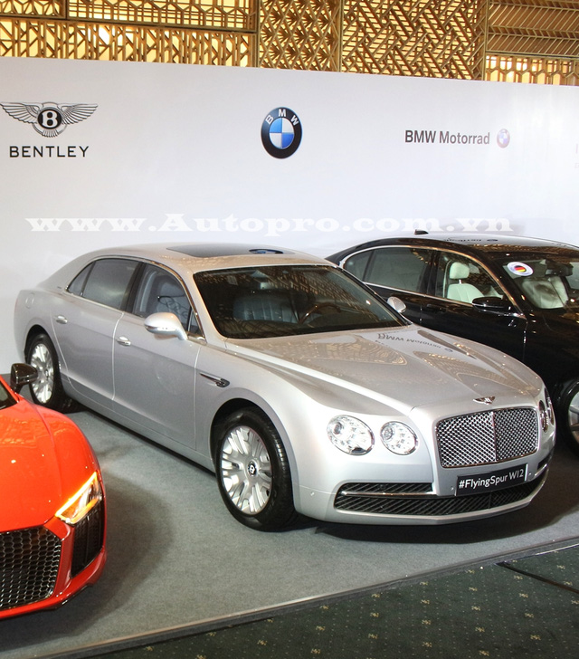 
Ngo&agrave;i si&ecirc;u xe v&agrave; xe thể thao, triển l&atilde;m VIMS 2016 c&ograve;n c&oacute; sự g&oacute;p mặt của h&atilde;ng xe si&ecirc;u sang Bentley. Trong ảnh l&agrave; chiếc Flying Spur W12, tuy nhi&ecirc;n, nhiều nguồn tin cho rằng &aacute;t chủ b&agrave;i thực sự của thương hiệu xe Anh quốc tại triển l&atilde;m sắp tới sẽ l&agrave; mẫu SUV si&ecirc;u sang Bentayga.
