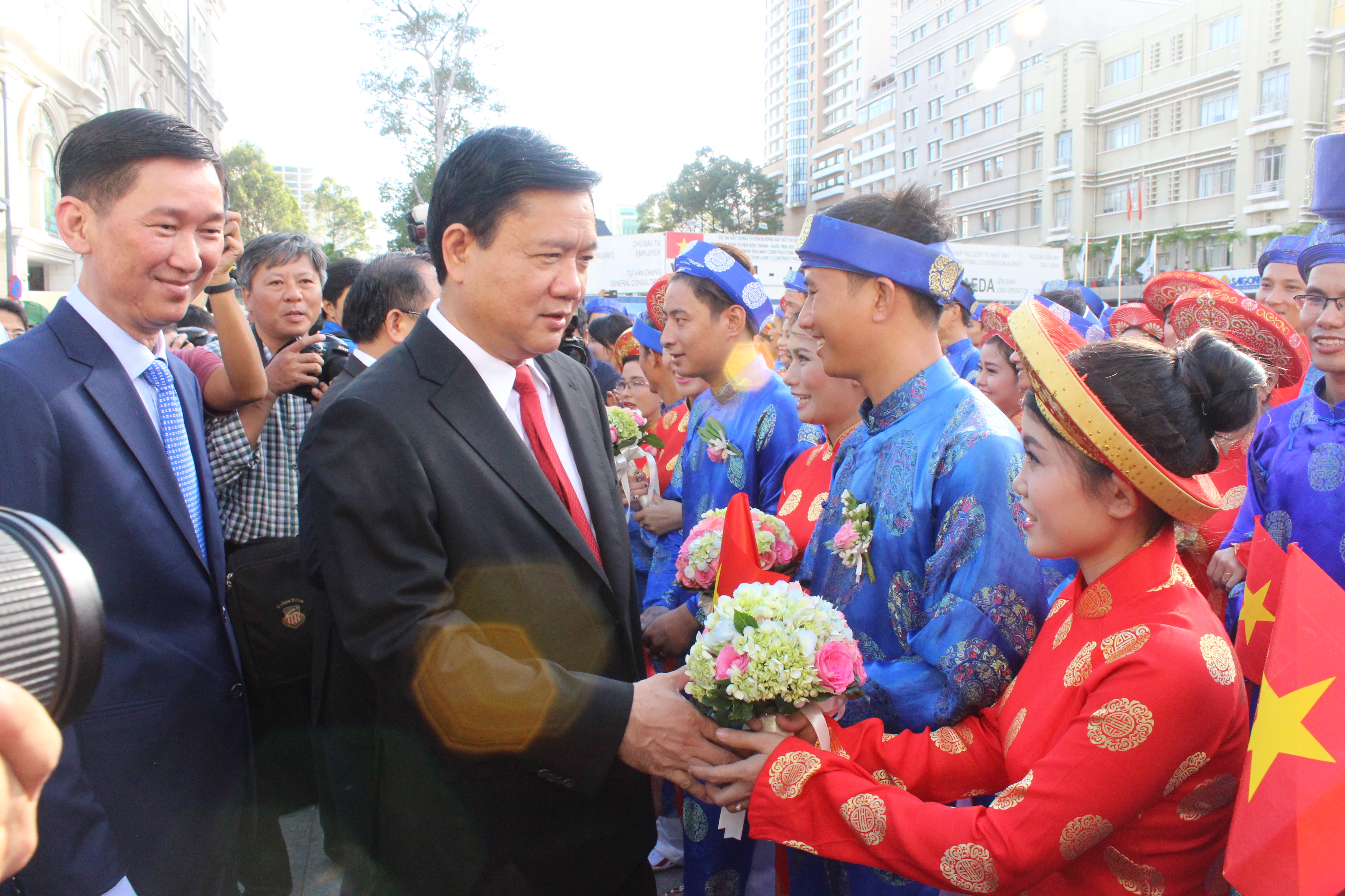 Lãnh đạo TP HCM chúc mừng 100 đôi uyên ương