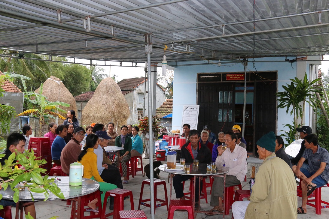 Người dân địa phương tập trung rất giúp gia đình nạn nhân tổ chức tang lễ