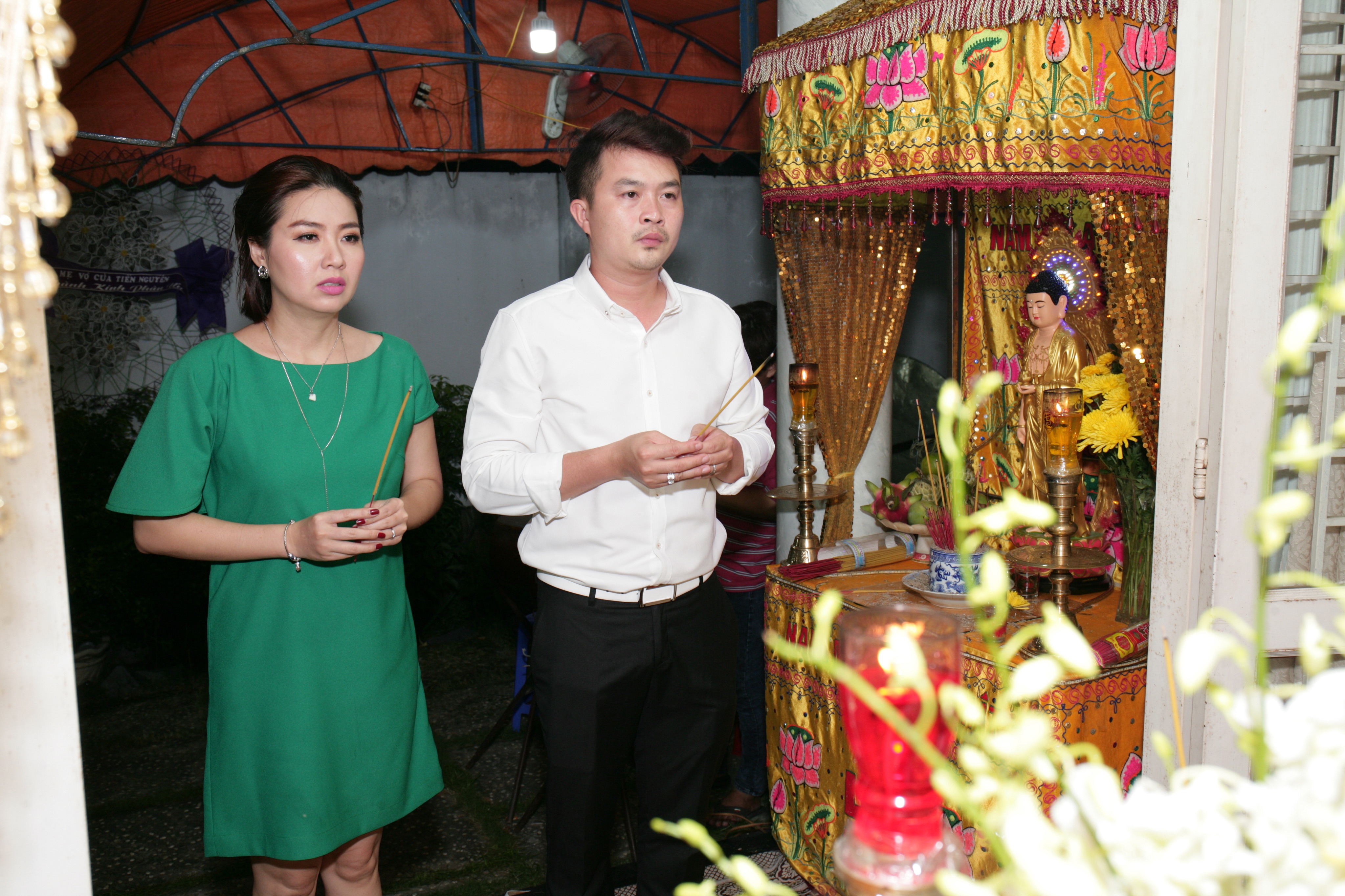 Vợ chồng NS Lê Khánh, Tuấn Khải thắp hương tiễn biệt NS Long Hải