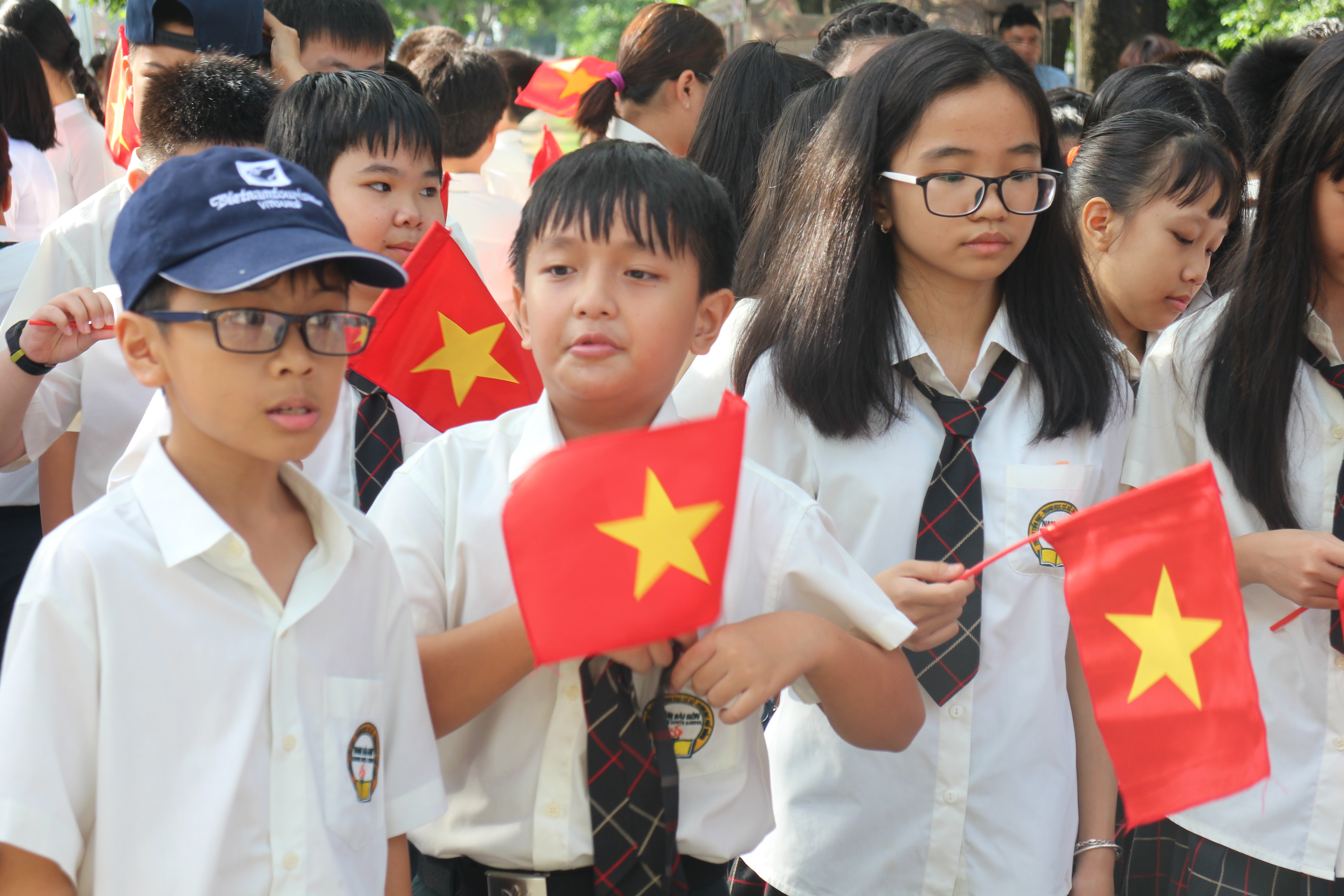 Các em học sinh khối lớp 6 tham dự lễ khai giảng