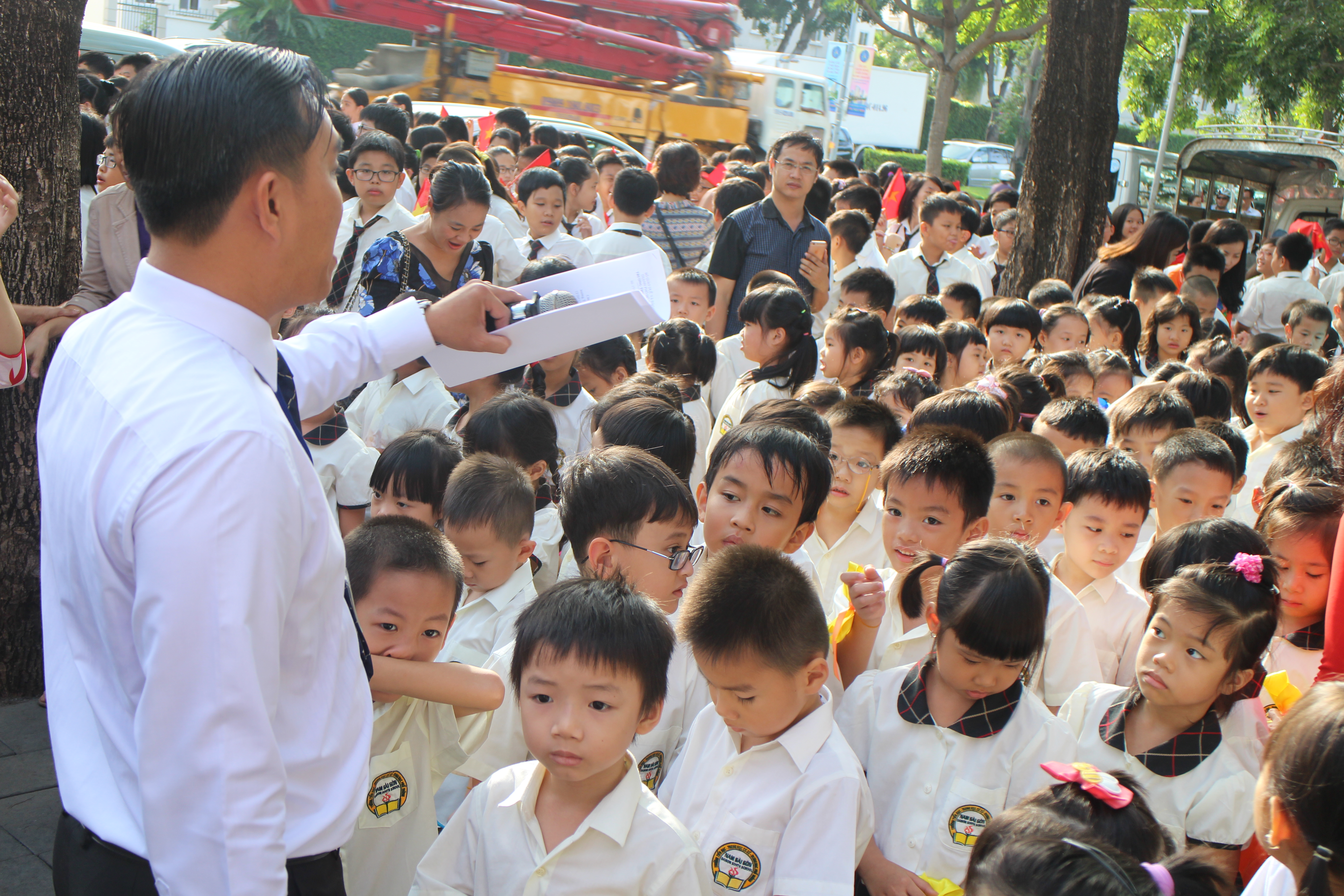 Khối lớp 1 với nhiều học sinh lần đầu tham dự khai giảng đang rất nô nức, hồi hộp, được các thầy cô hướng dấn vị trí để vào lễ khai giảng