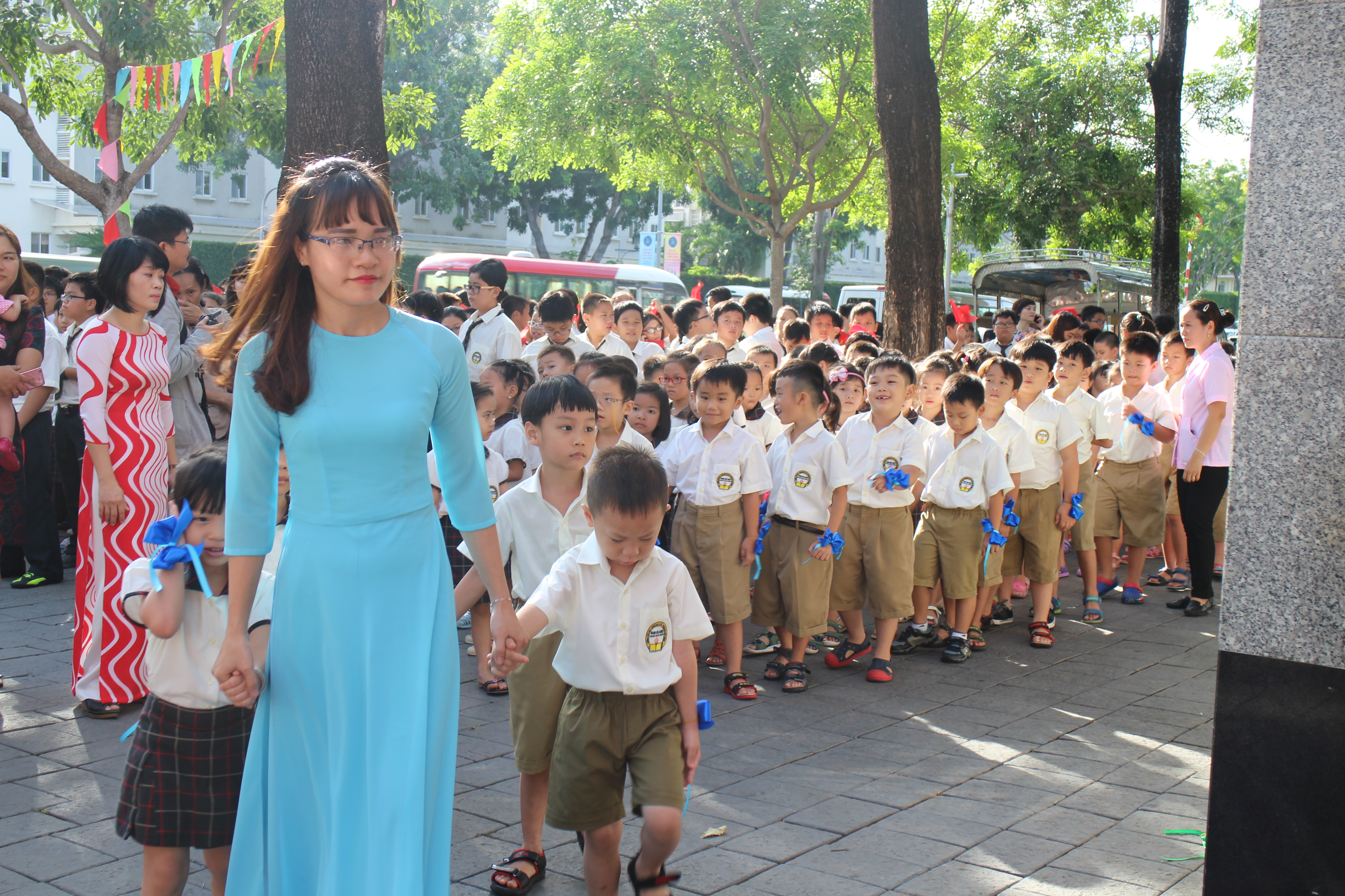 Các em lớp 1 được các cô giáo dẫn vào sân trường