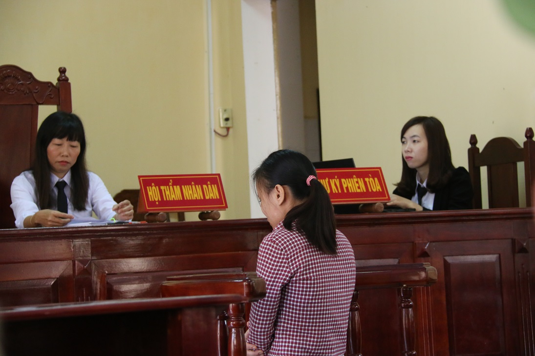 Cô gái dùng dao đoạt mạng mẹ nuôi lãnh 10 năm tù
