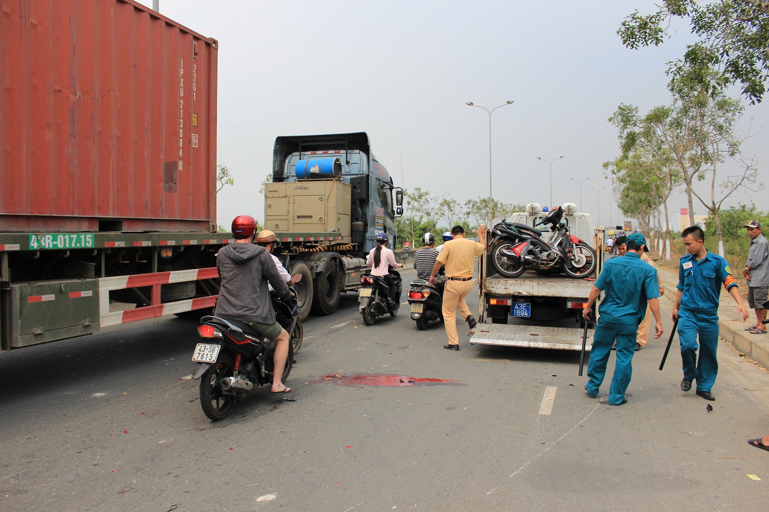Tông đuôi ô tô, bị container cán chết