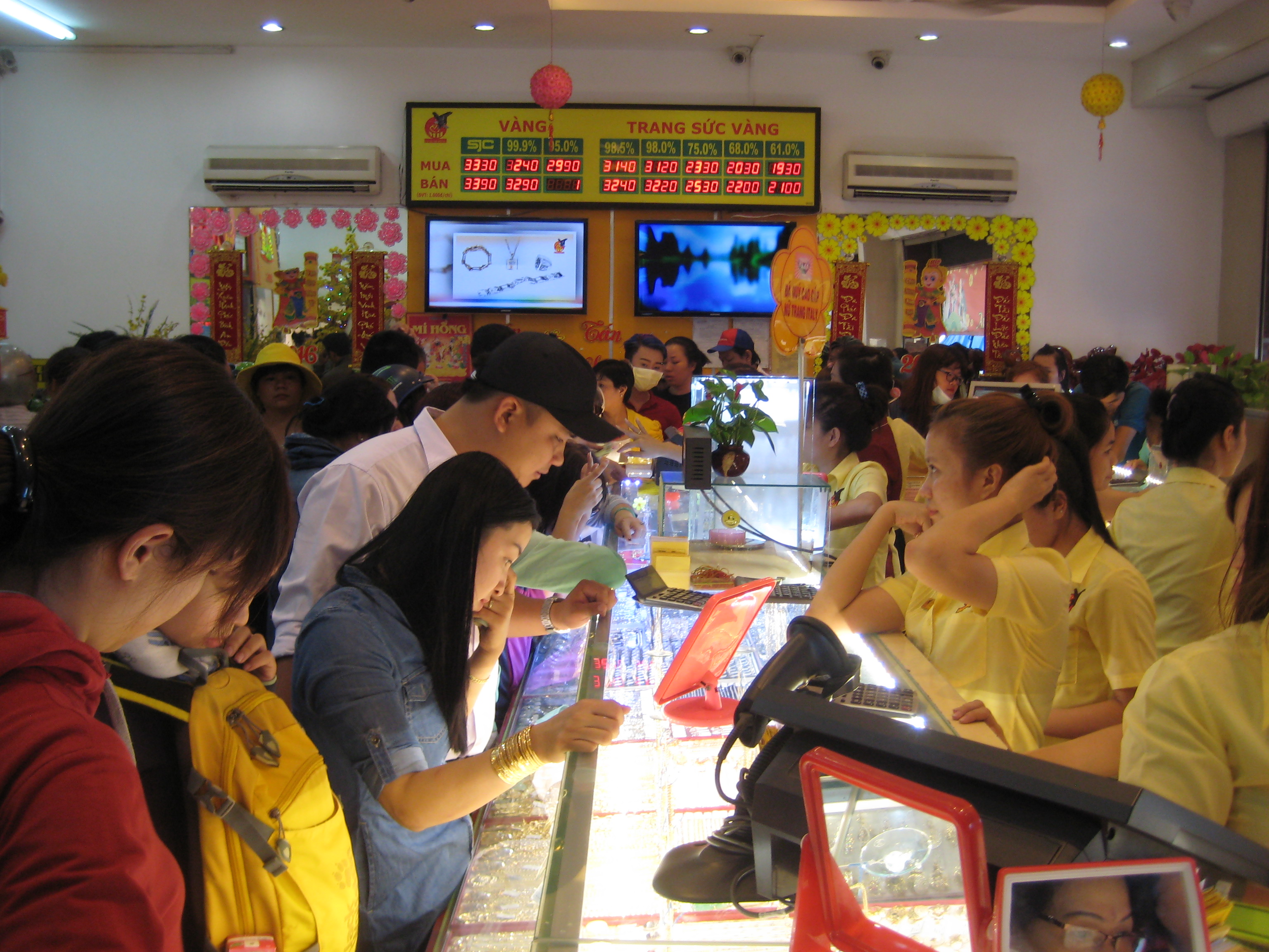Giá vàng SJC tăng chậm so với thế giới