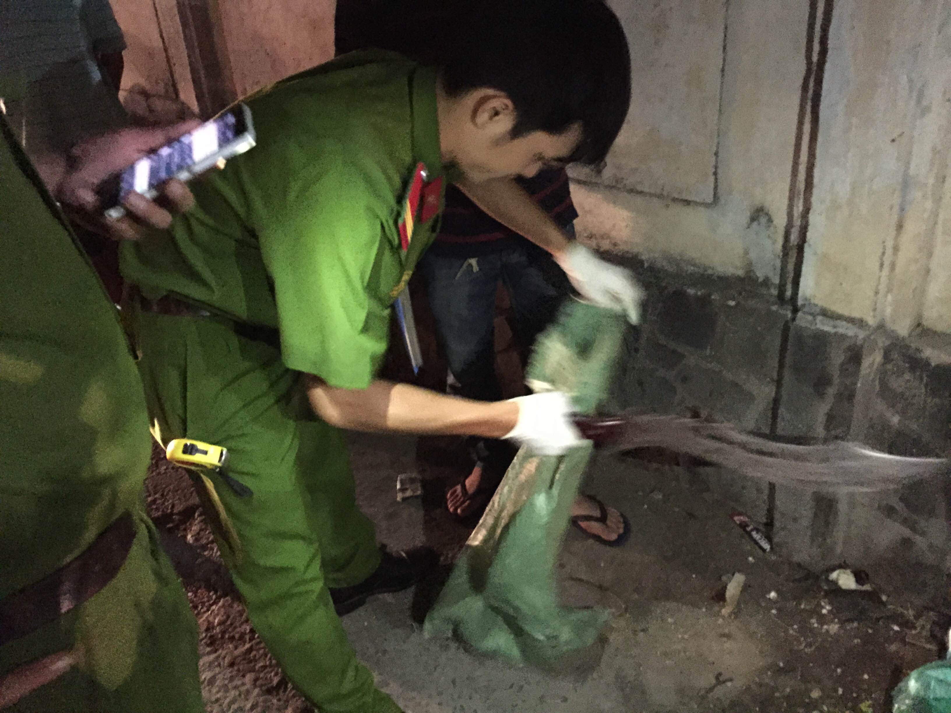 Kéo ra giữa đường chém nhau, một người đứt gần lìa tay