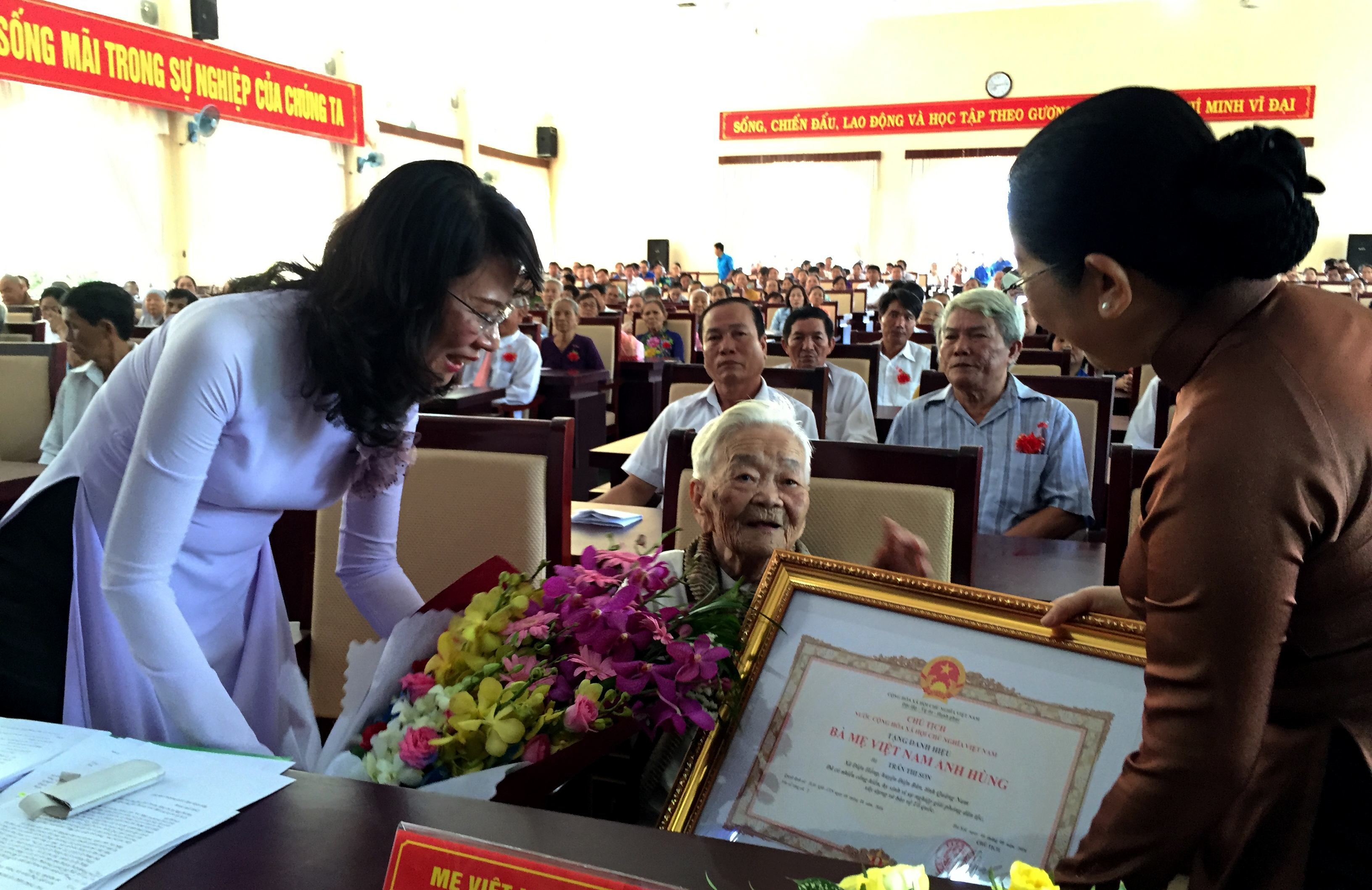 TPHCM trao tặng danh hiệu cho 48 Bà mẹ Việt Nam anh hùng