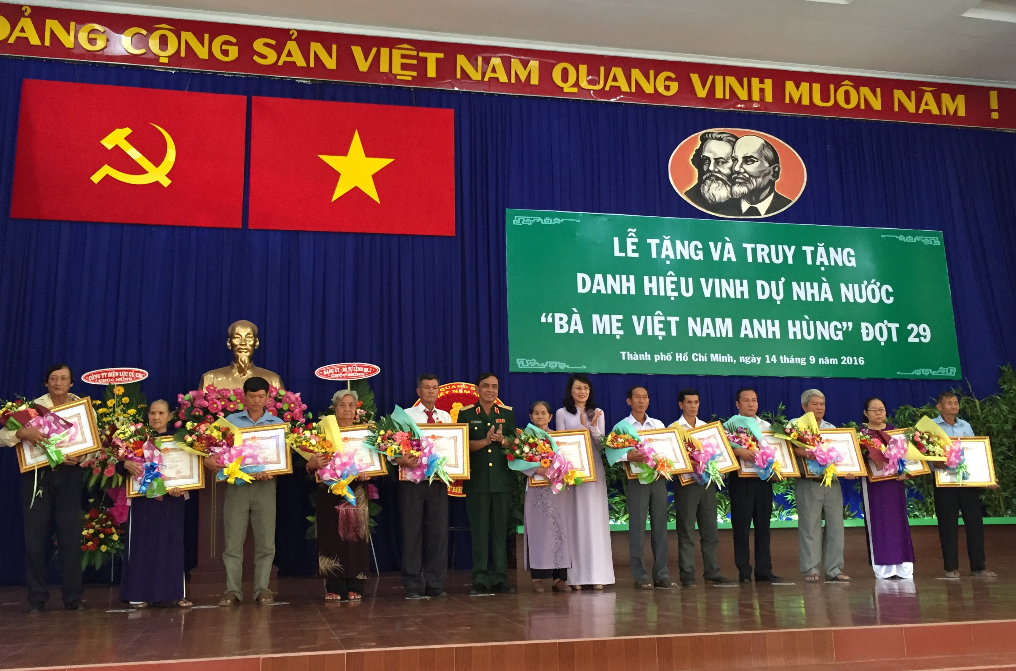 
C&oacute; 48 trường hợp được tặng v&agrave; truy tặng danh hiệu B&agrave; mẹ Việt Nam anh h&ugrave;ng lần n&agrave;y.
