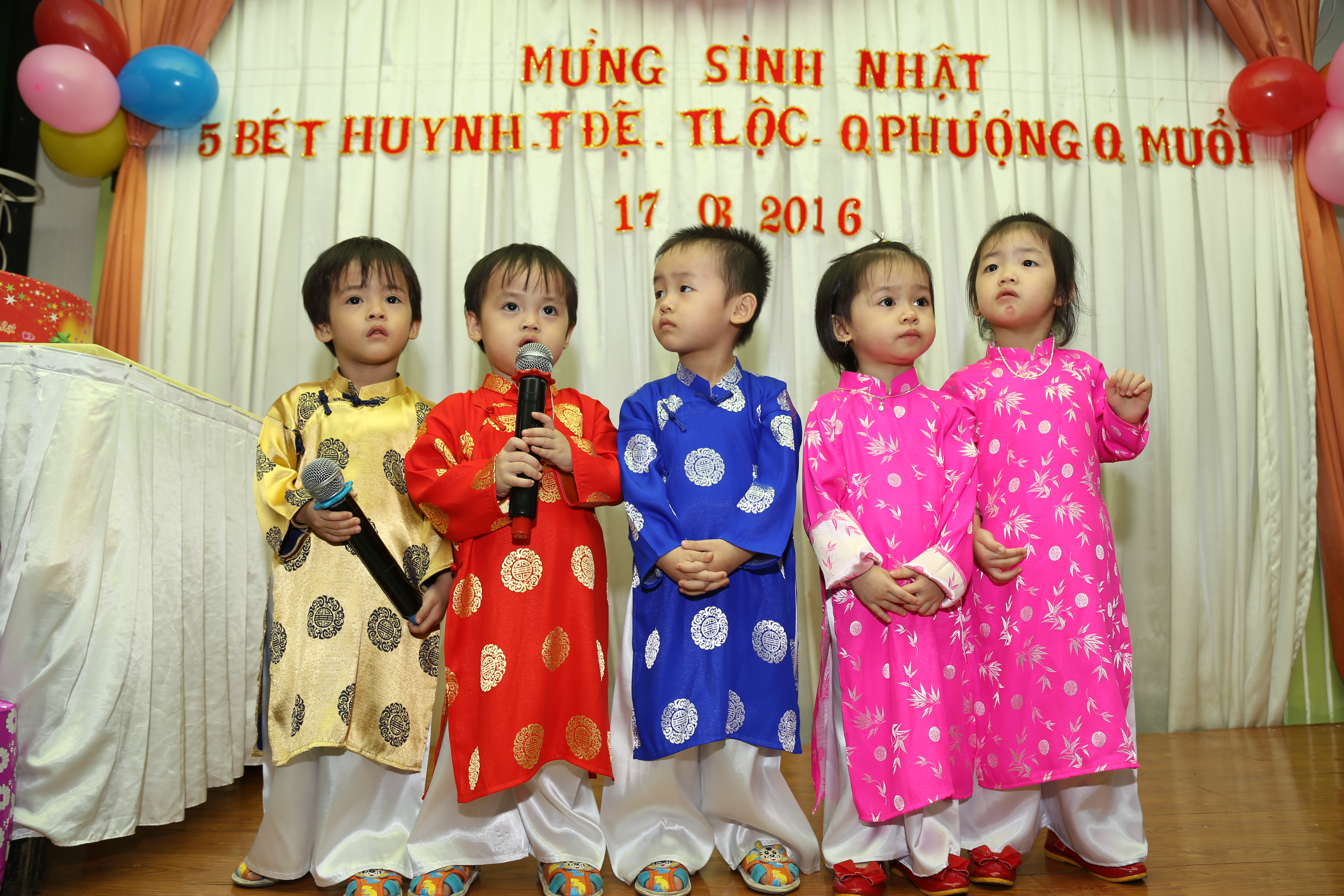 Những em bé trong ca sinh 5 đáng yêu tuổi lên 3