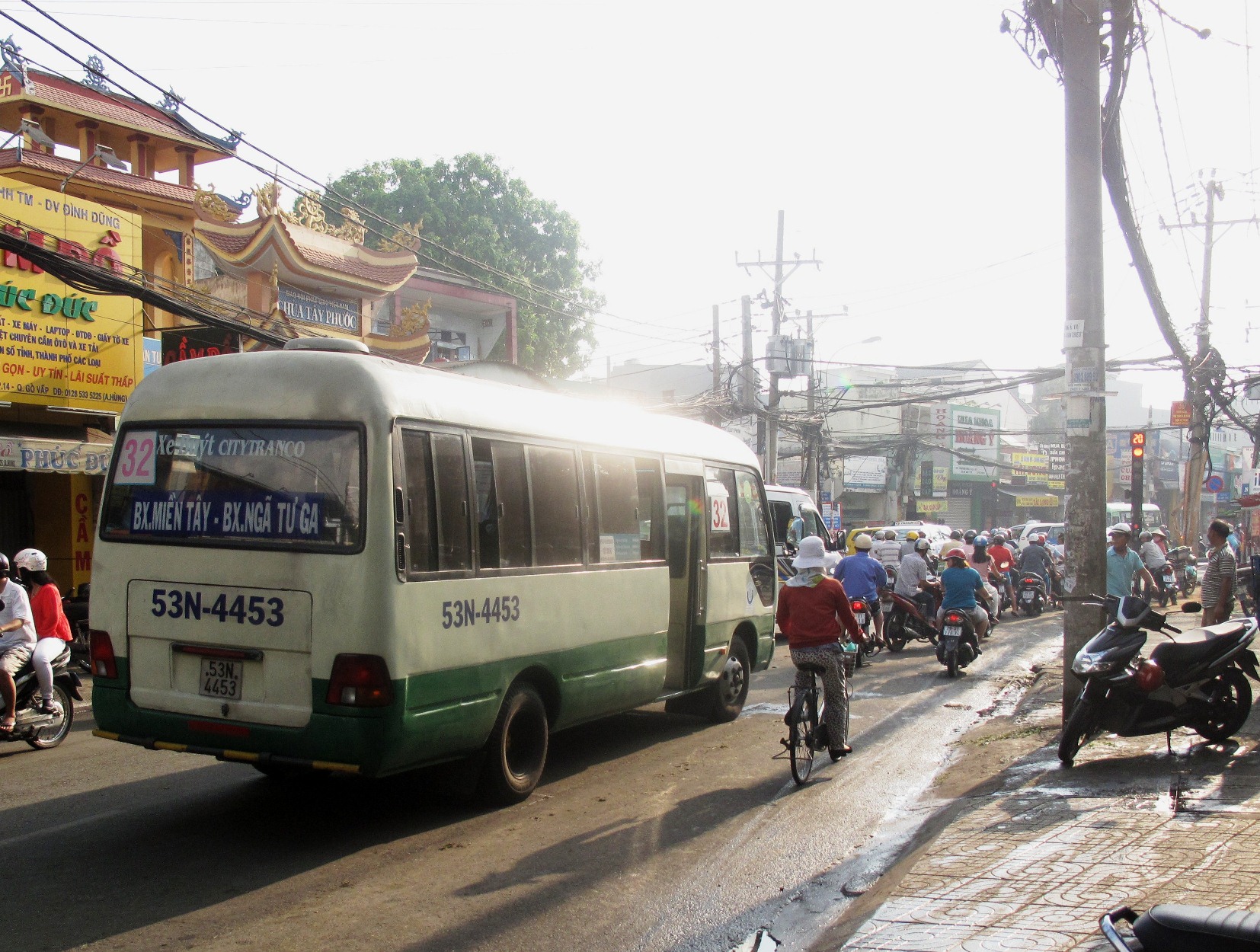 Bán rau chiếm lòng đường, một phụ nữ bị xe buýt tông