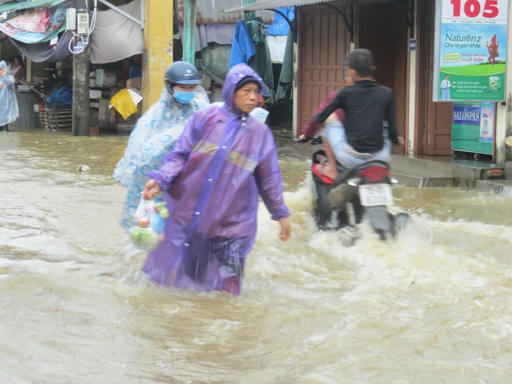 Miền Trung: Lũ lên, không khí lạnh tràn về, dân khốn đốn