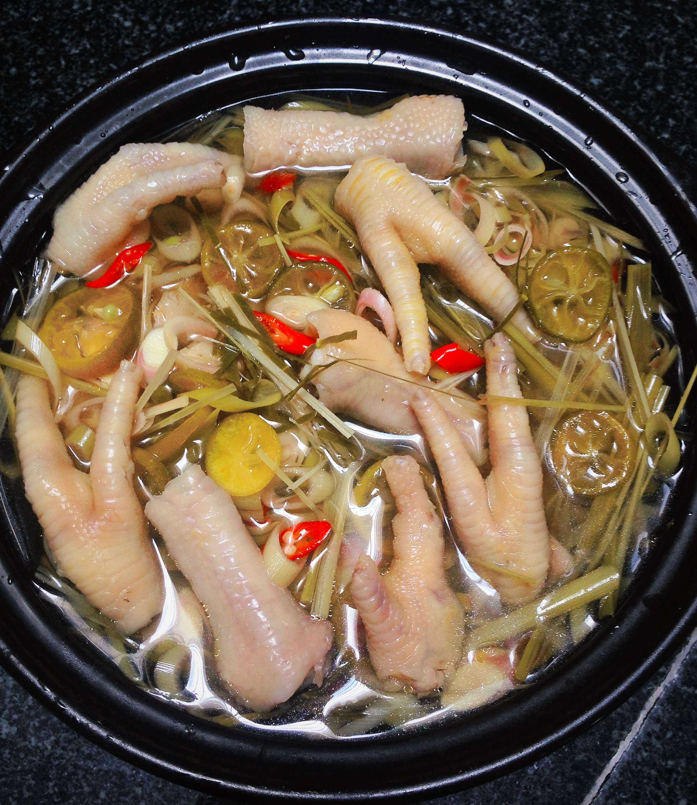 Chua chua, cay cay chân gà ngâm sả tắc
