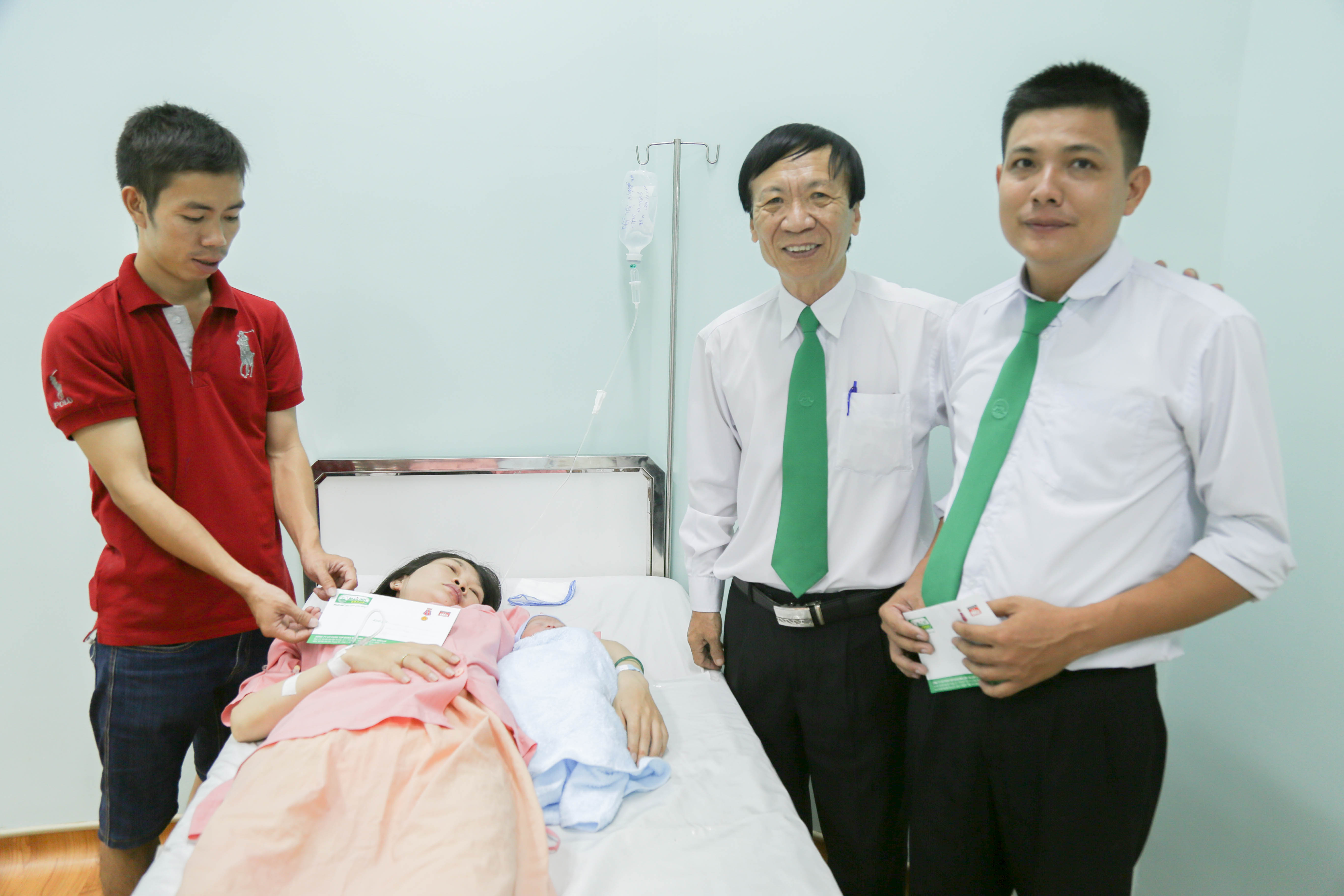 Nam tài xế giúp sản phụ “vượt cạn” trên taxi