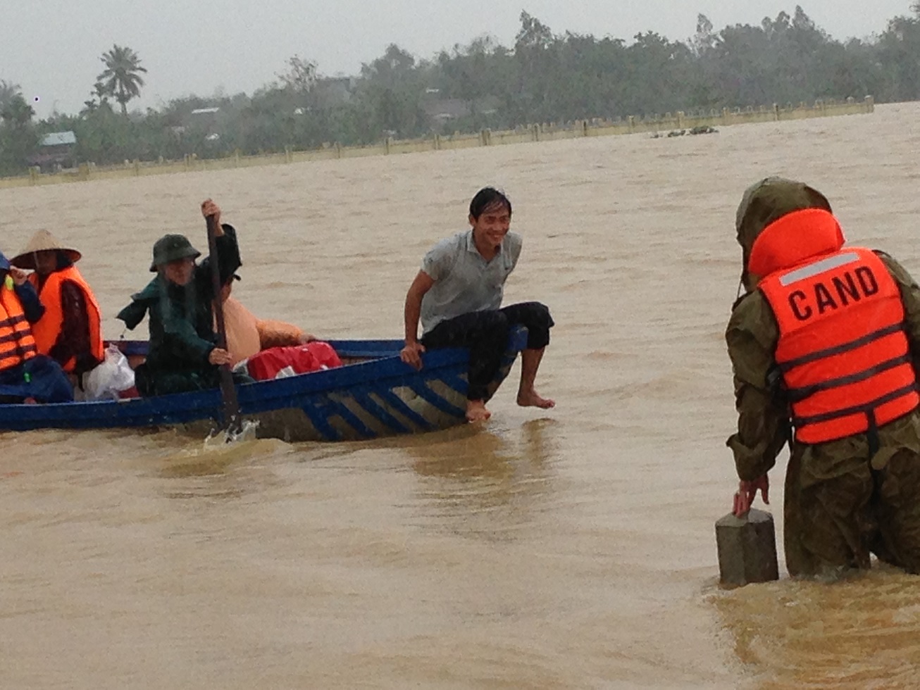 Quảng Nam: Công an vượt lũ dữ đưa thai phụ đi sinh