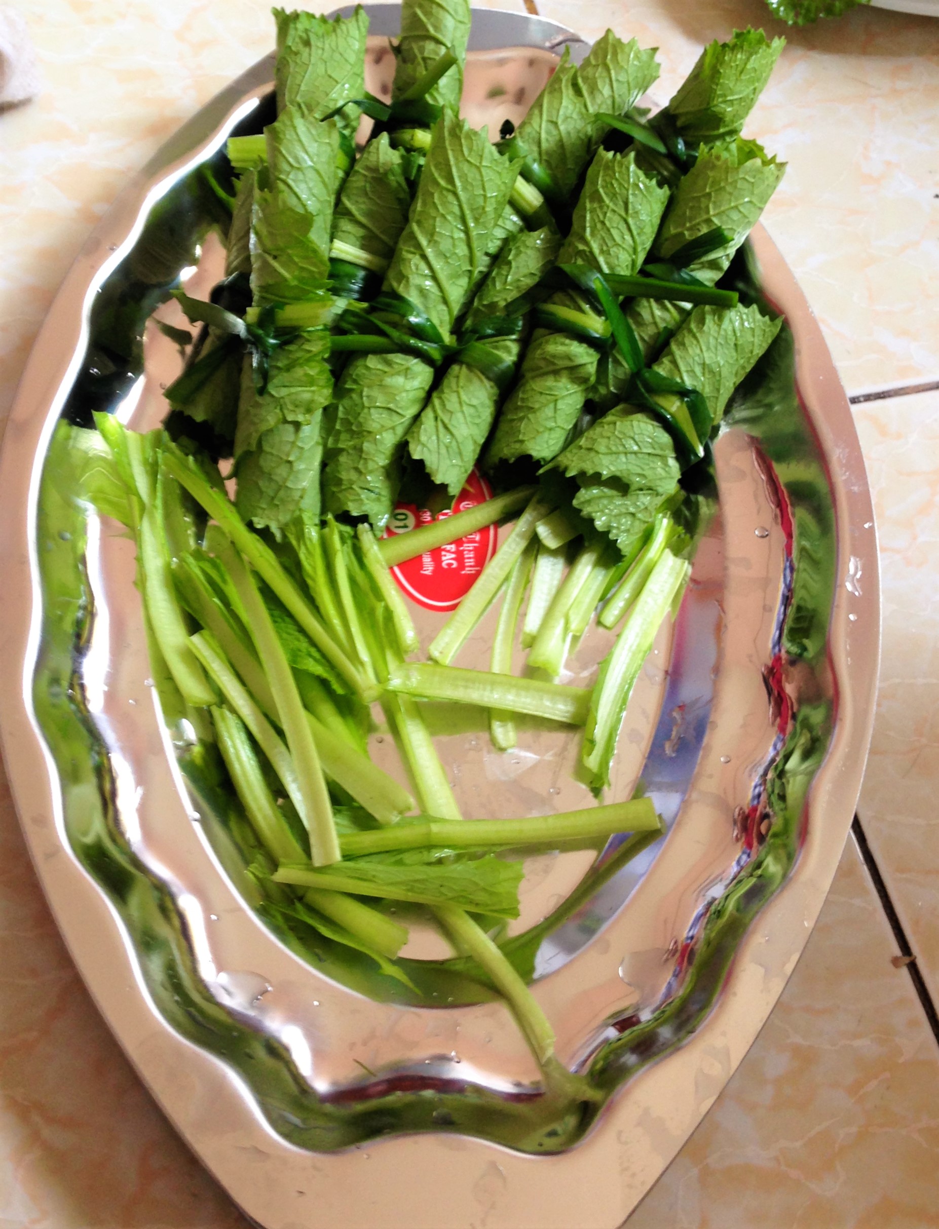 
Cho cọng cải bẹ xanh v&agrave;o dưới đĩa, xếp từng cuộn c&aacute; l&ecirc;n tr&ecirc;n
