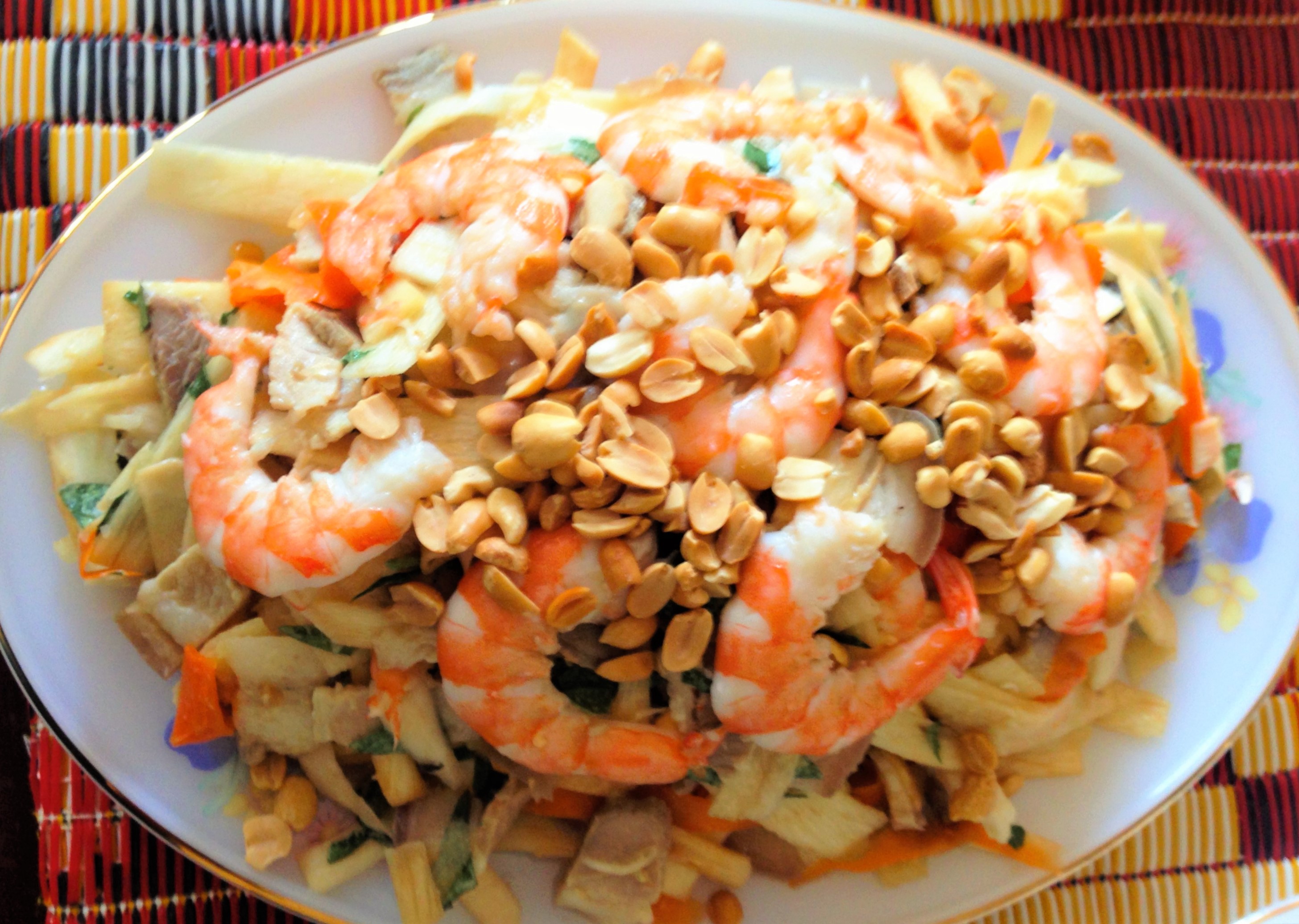 
Cho gỏi ra đĩa, xếp t&ocirc;m l&ecirc;n tr&ecirc;n bề mặt
