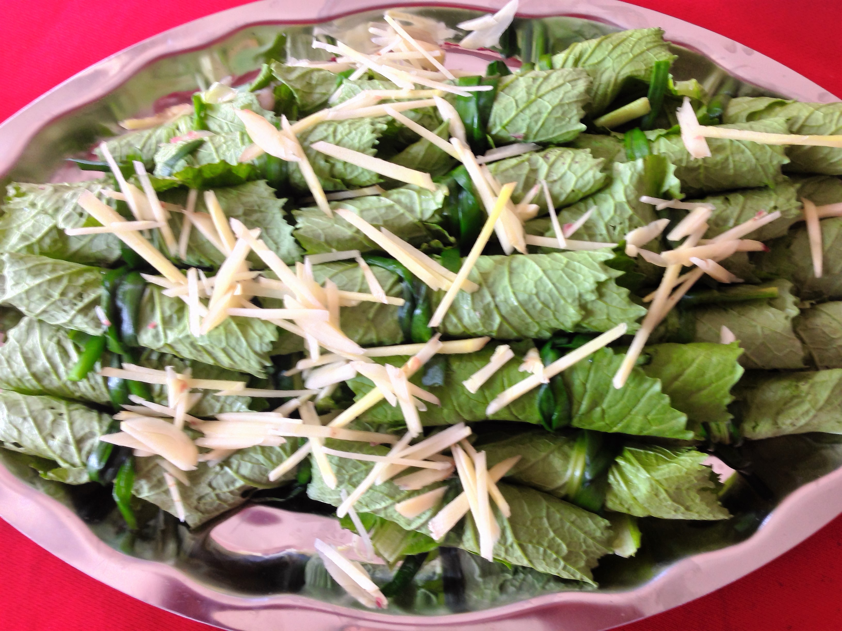 Thanh đạm cùng cá thác lác cuộn cải bẹ xanh