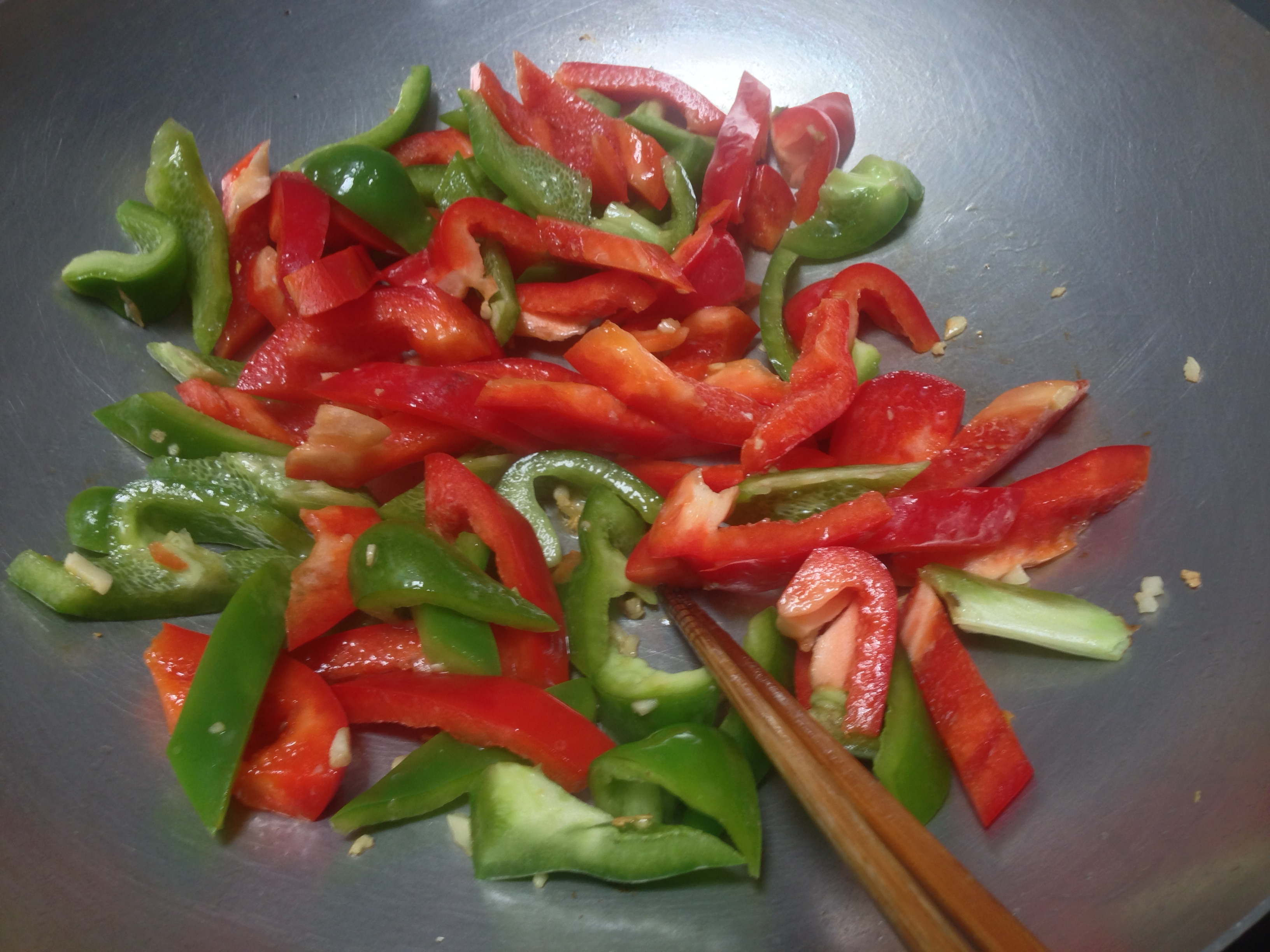 Xào ớt chuông nhanh tay với lửa lớn