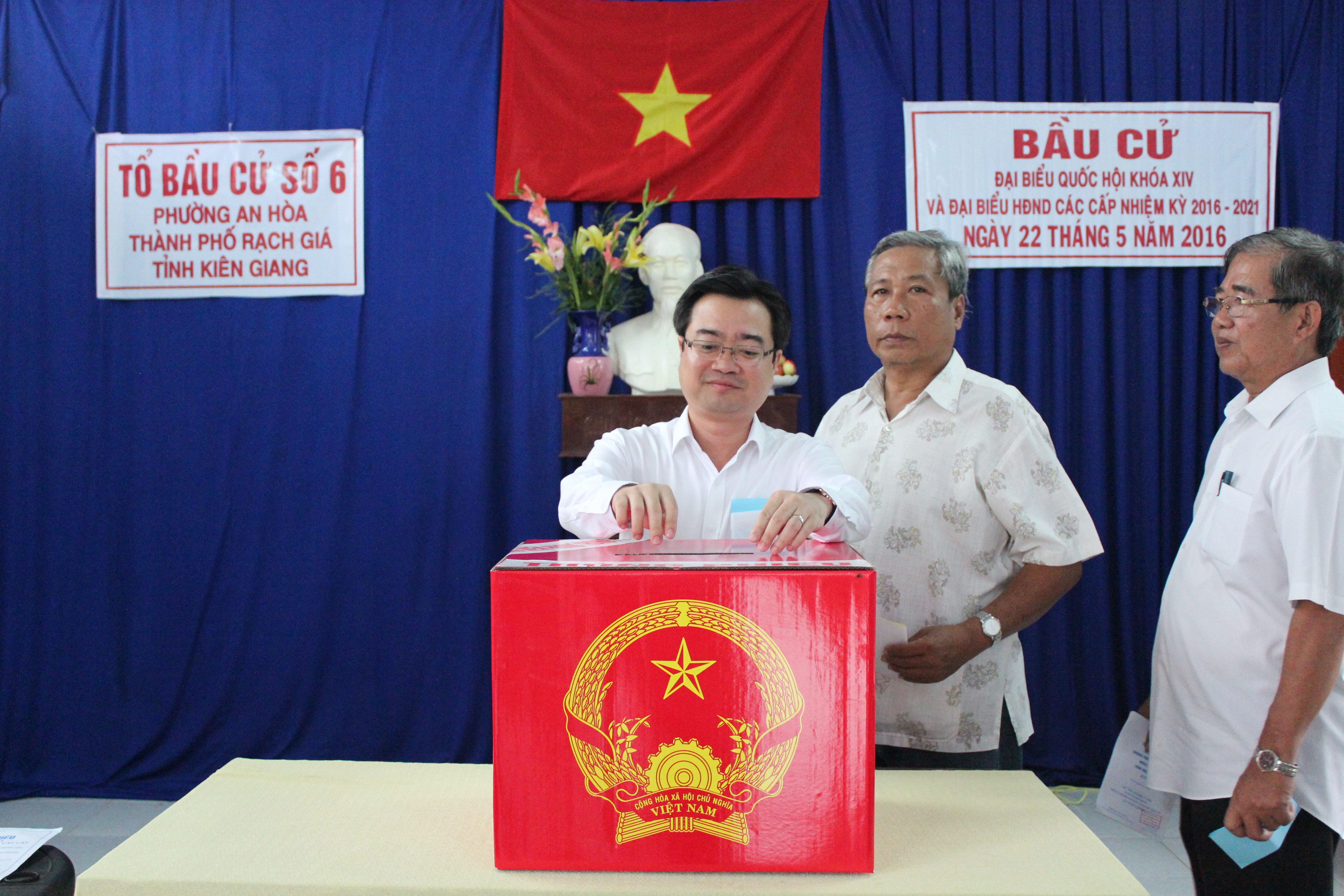 Cử tri miền Tây Nam bộ nô nức đi bầu