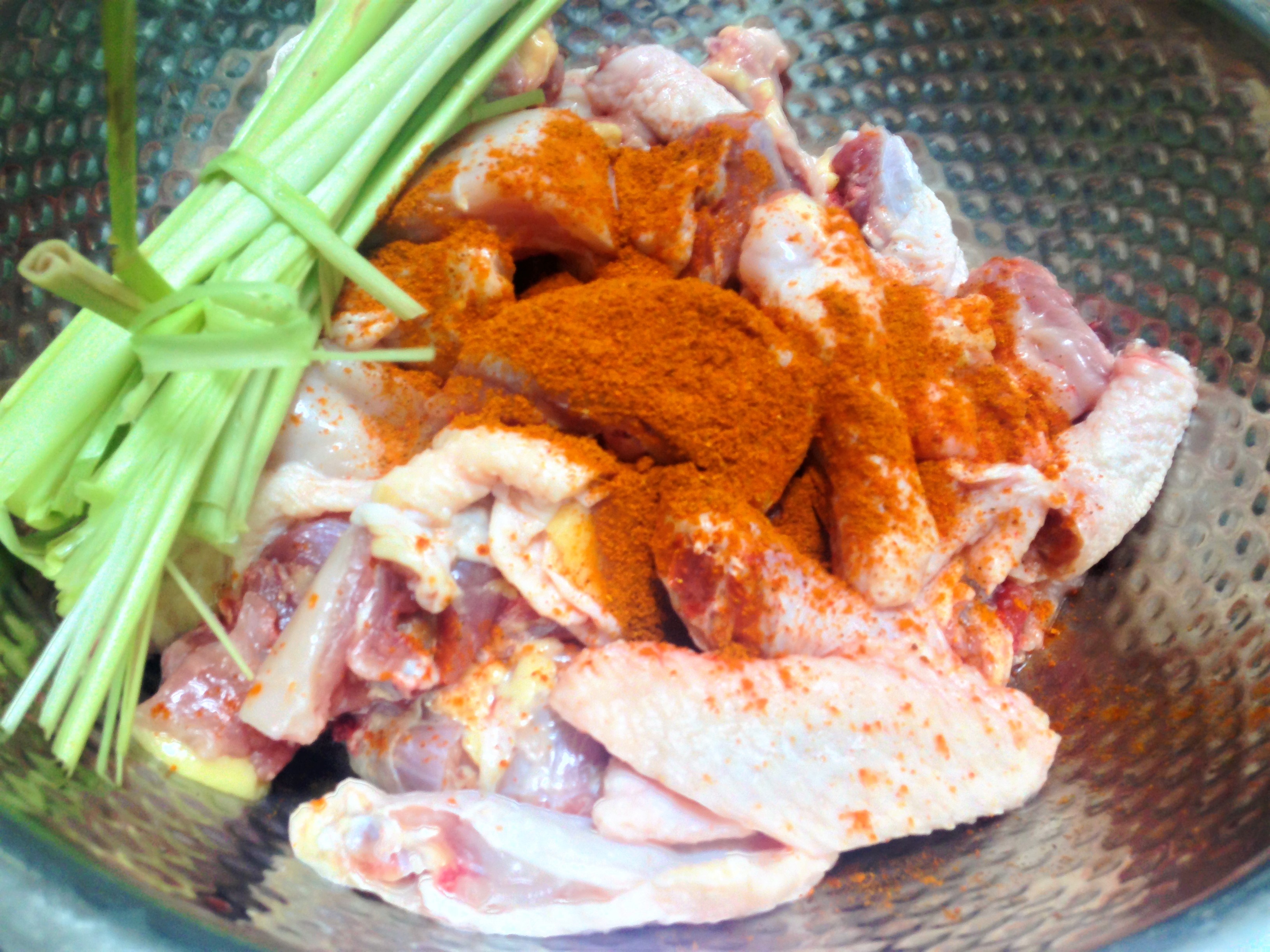 
Thịt g&agrave; ướp với bột c&agrave; ri
